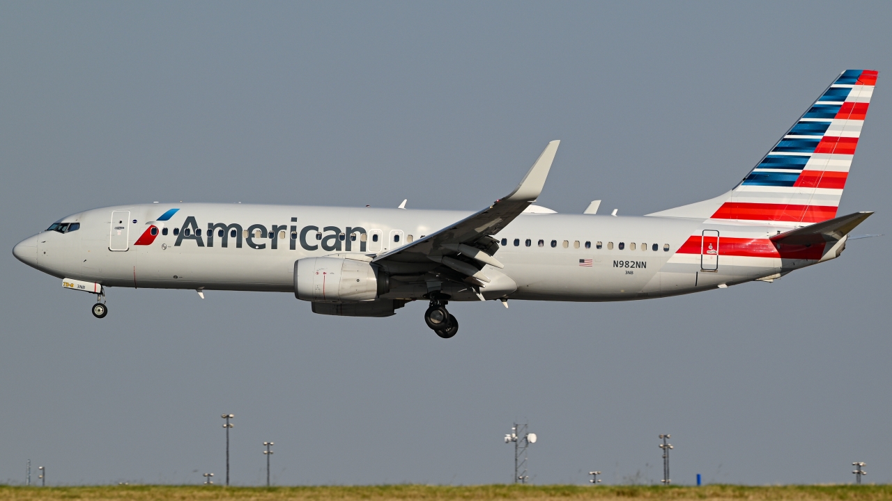 Full size: American Airlines Boeing 737-800 N982NN at Dallas-Fort Worth International Airport