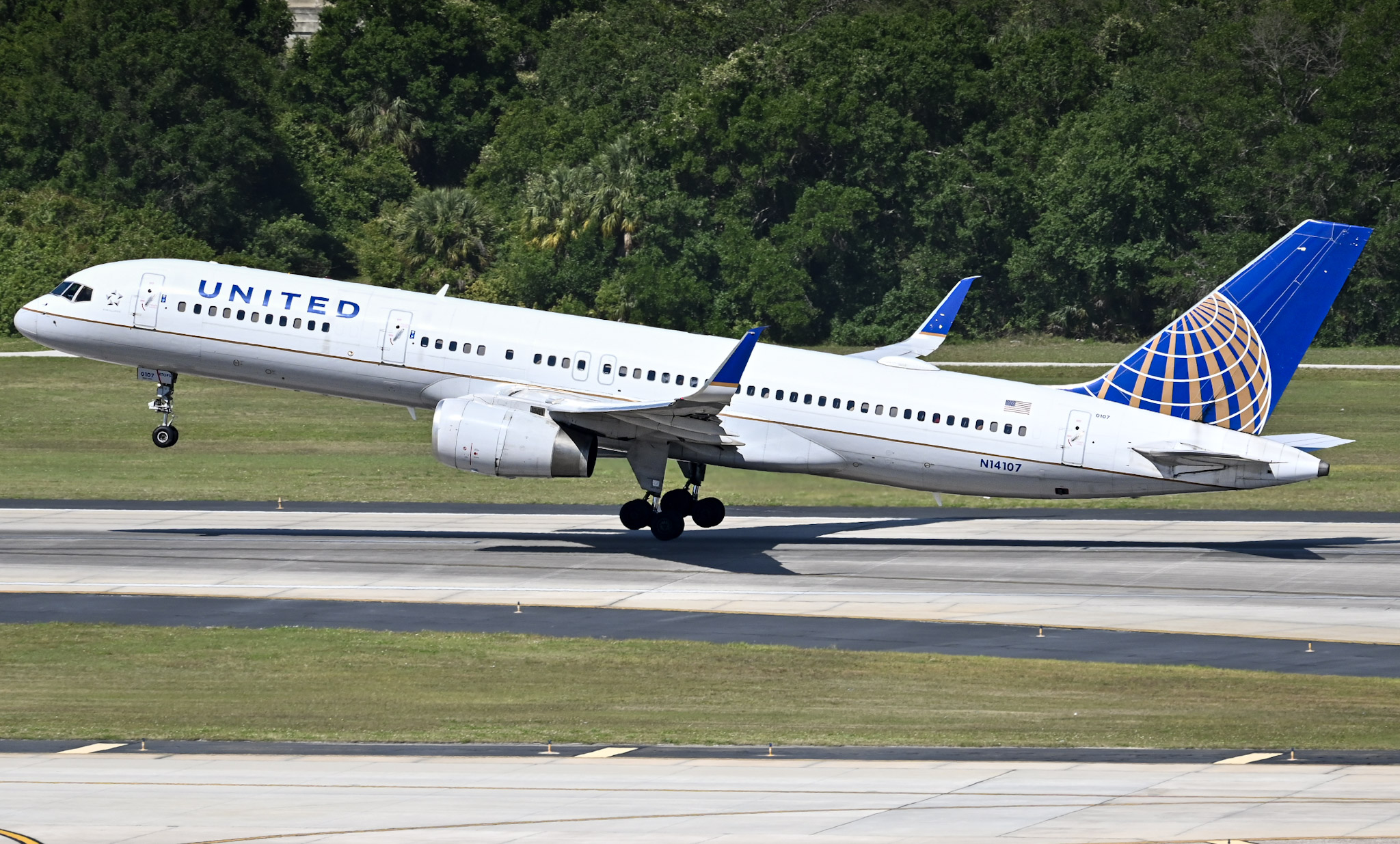 Full size: United Airlines Boeing 757-200 N14107 at Tampa International Airport