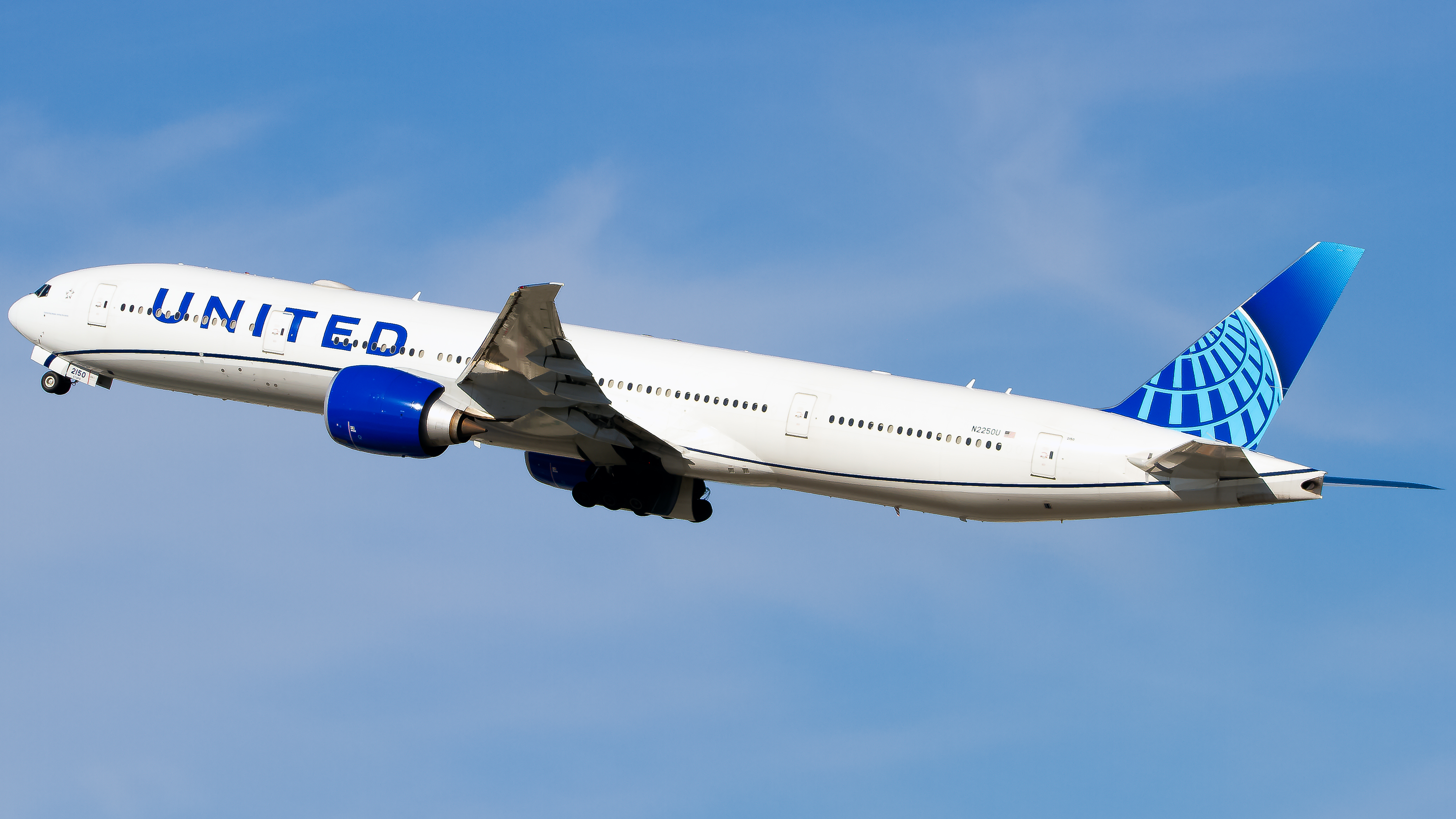 Full size: United Airlines Boeing 777-300ER N2250U at Los Angeles International Airport