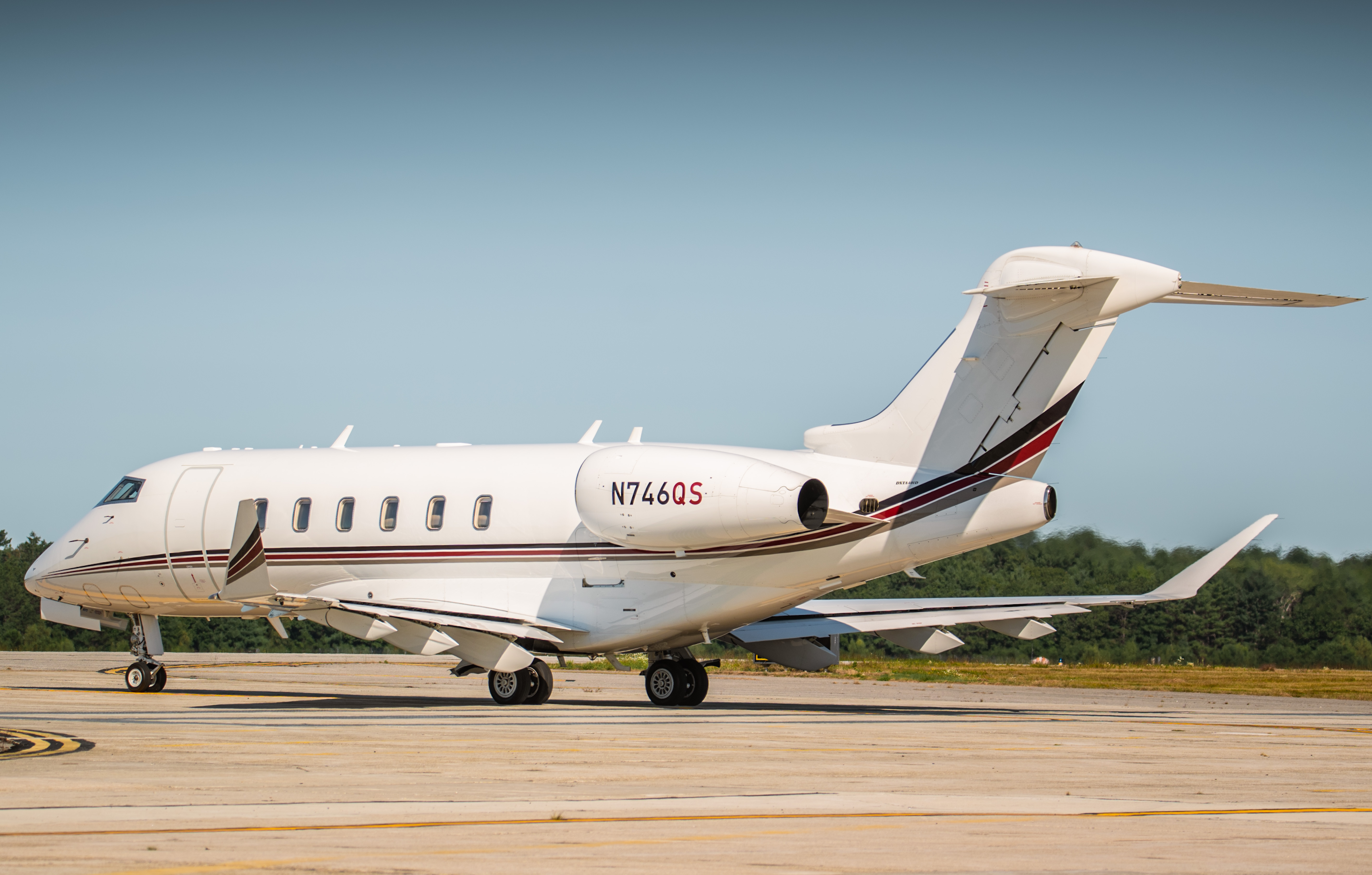 Full size: NetJets Bombardier Challenger 350 N746QS at Batom Airport