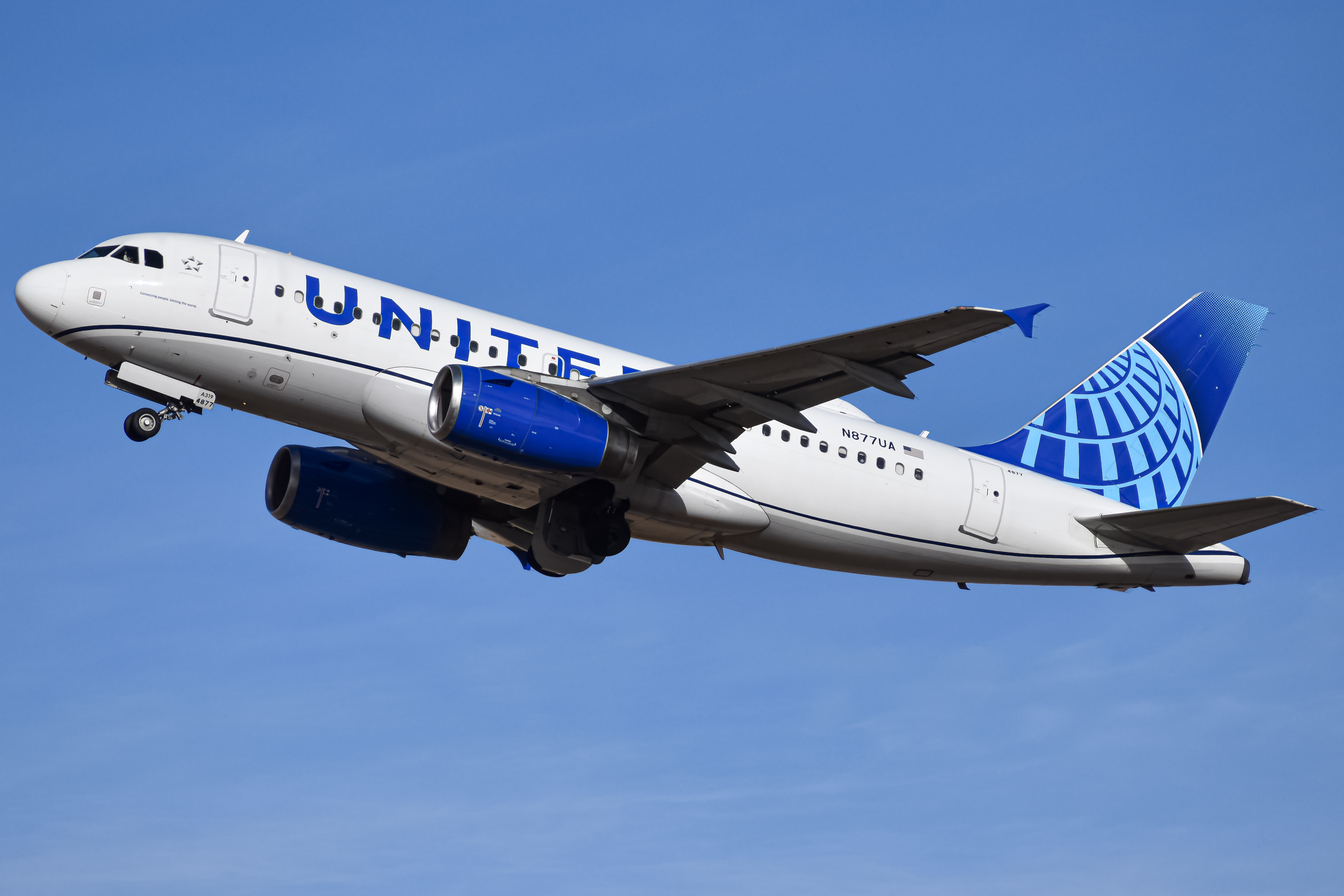 Full size: United Airlines Airbus A319 N877UA at Denver International Airport