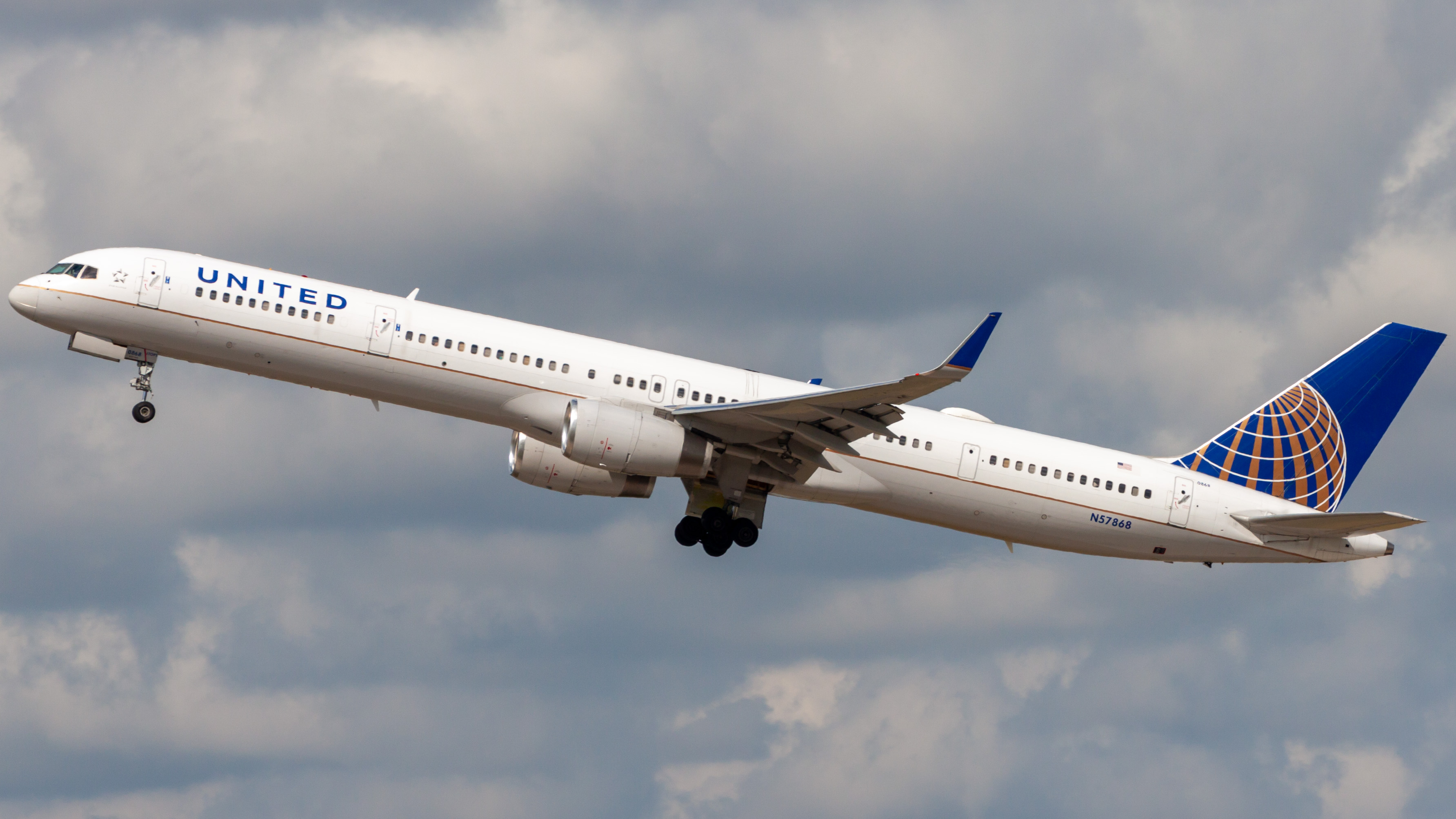 Full size: United Airlines Boeing 757-300 N57868 at Houston-George Bush Intercontinental Airport