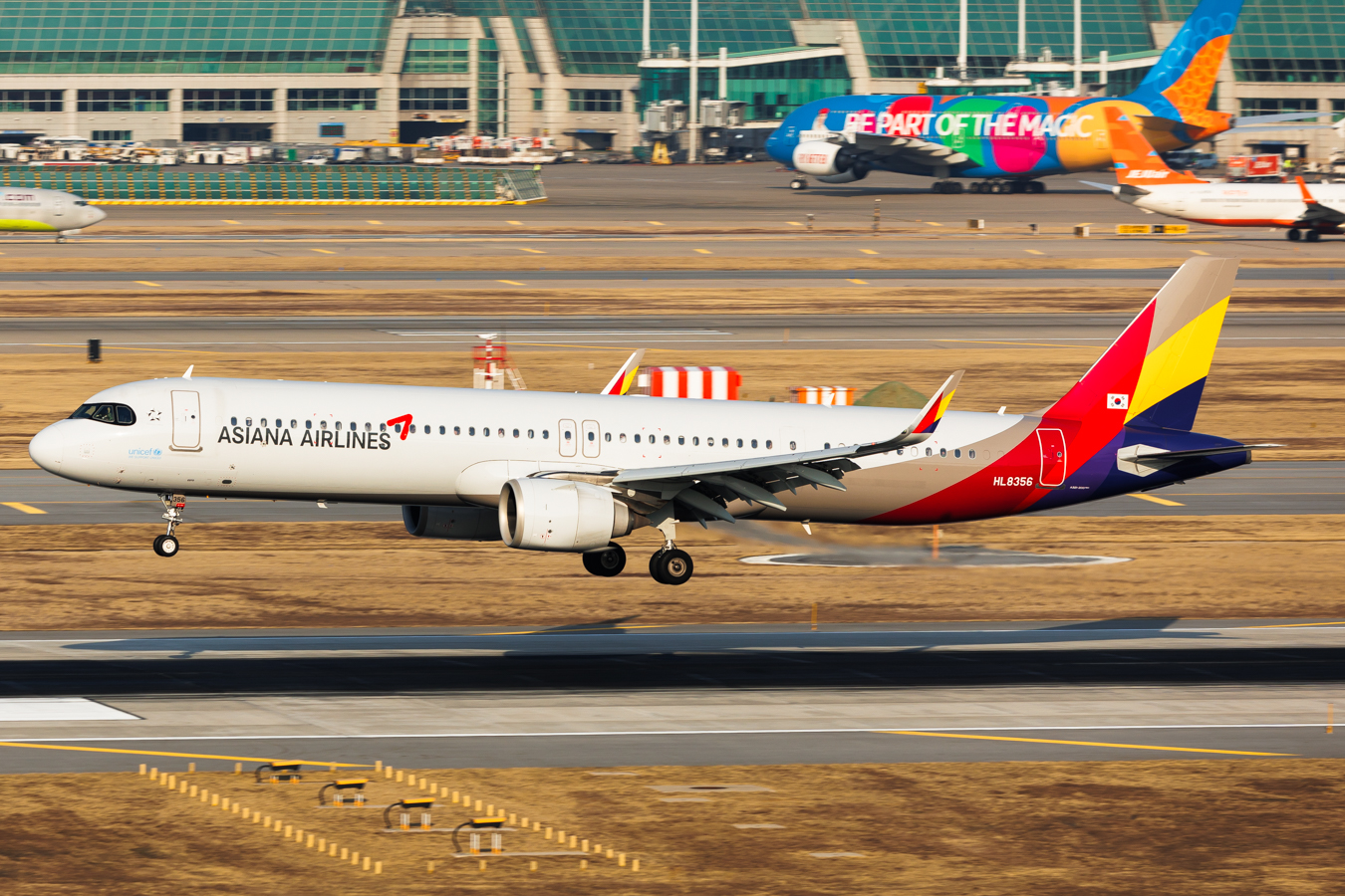 Full size: Asiana Airlines Airbus A321NEO HL8356 at Seoul-Incheon International Airport