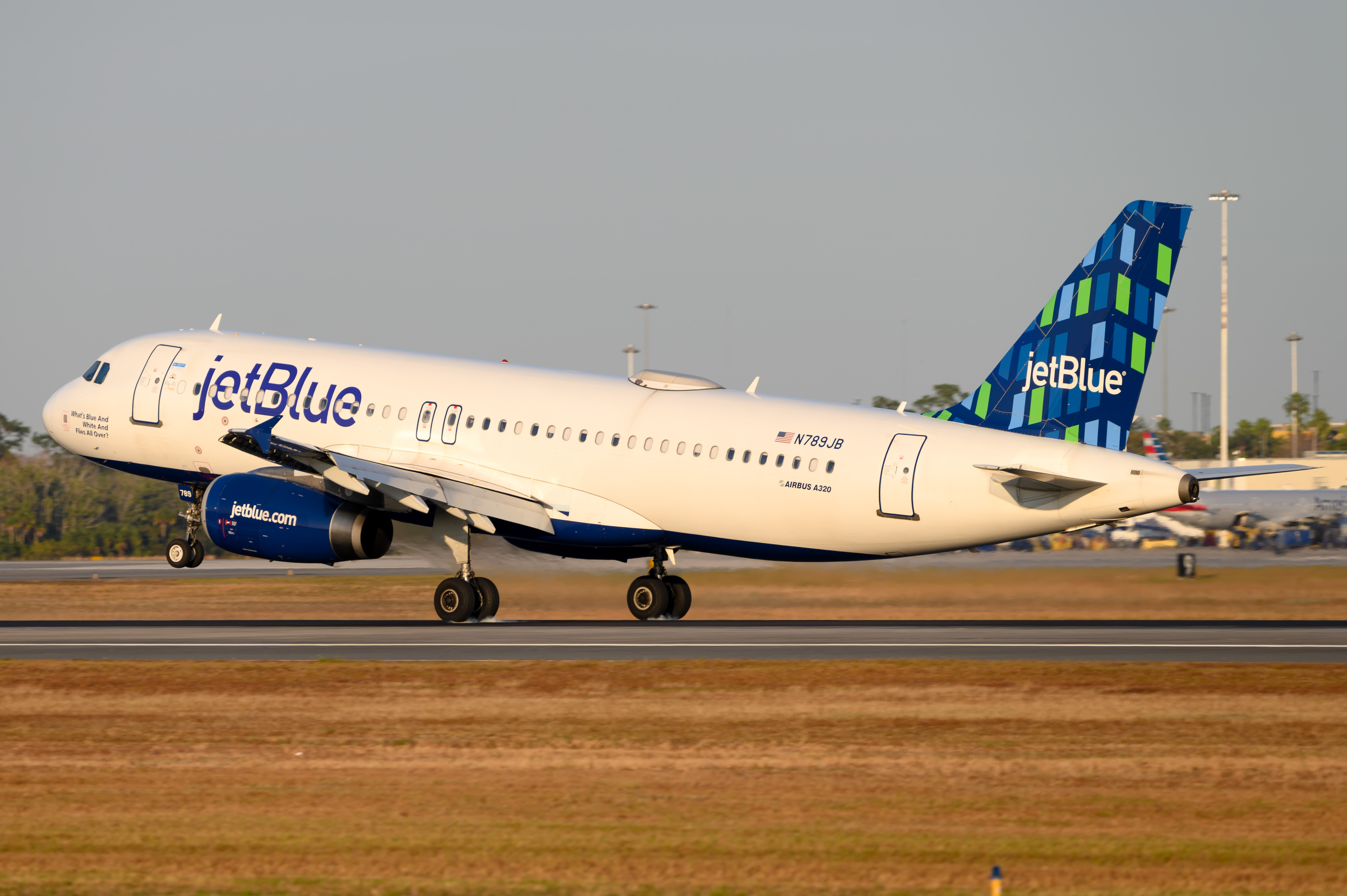 Full size: JetBlue Airways Airbus A320 N789JB at Orlando International Airport