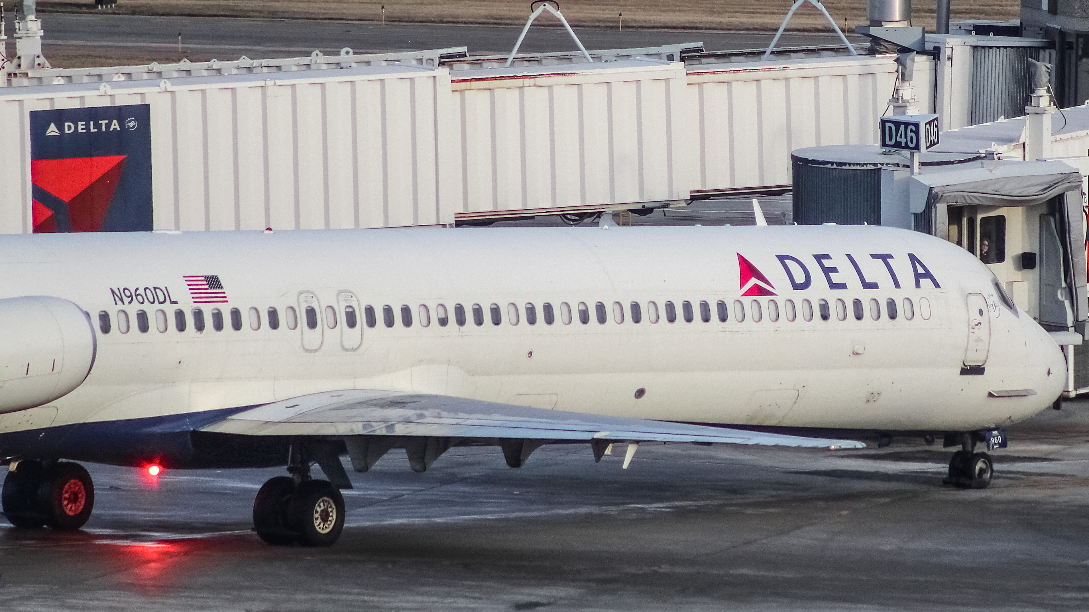 Full size: Delta Airlines McDonnell Douglas MD-88 N960DL at General Mitchell International Airport