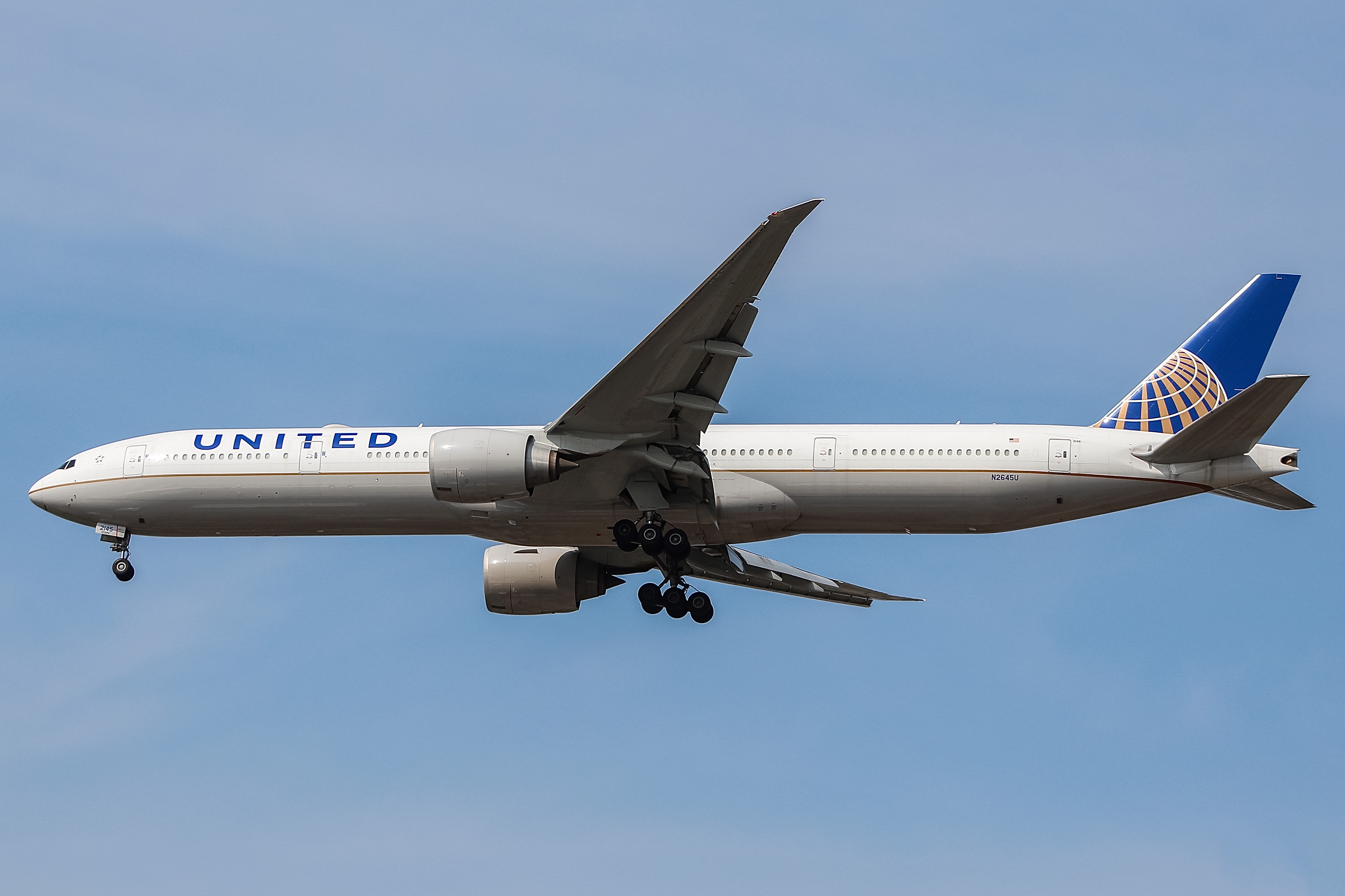 Full size: United Airlines Boeing 777-300ER N2645U at Chicago O'Hare International Airport