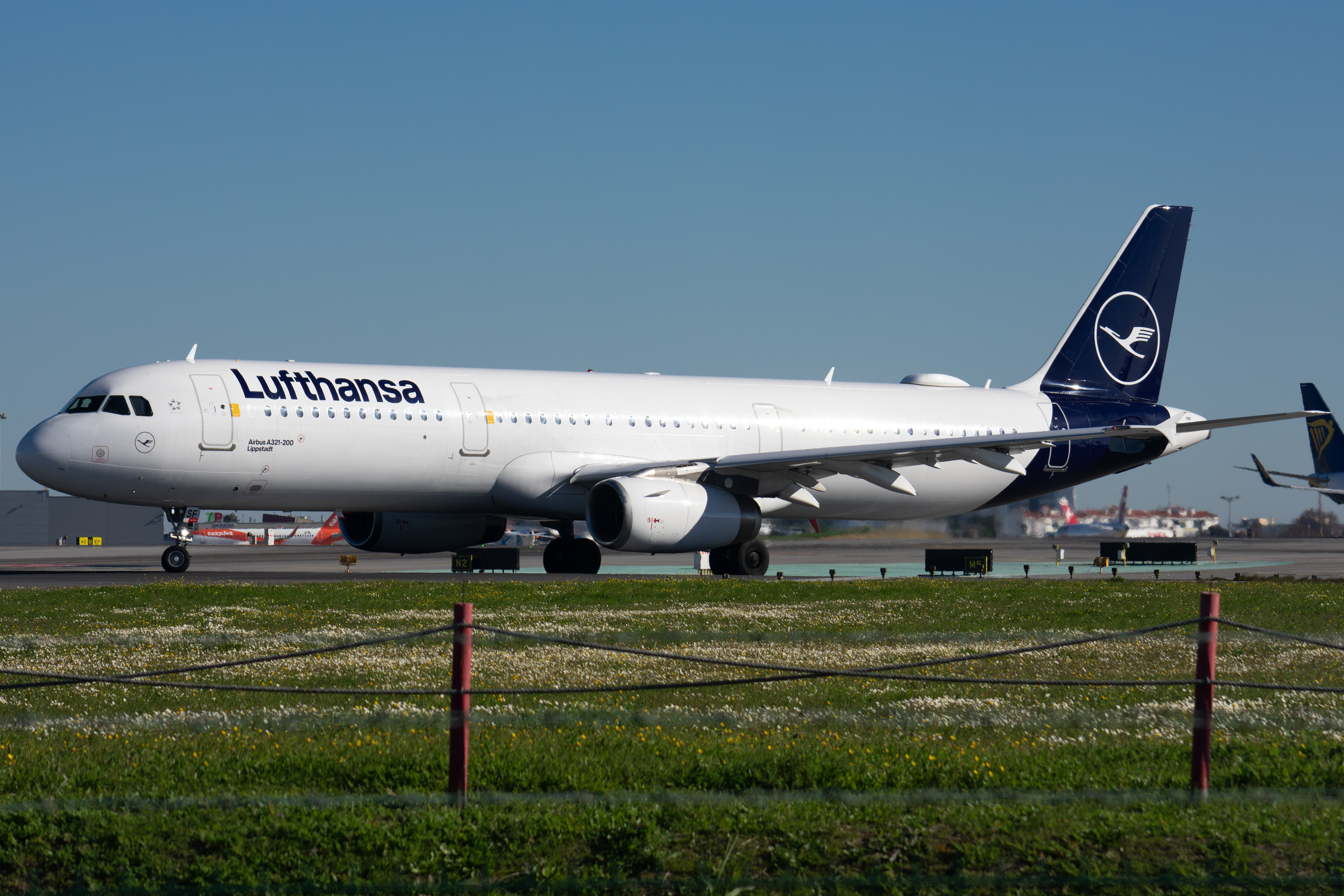 Full size: Lufthansa Airbus A321-200 D-AISF at Lisbon Humberto Delgado Airport