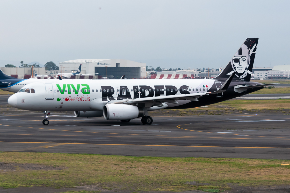Full size: VivaAerobus Airbus A320 XA-VAK at Mexico City International Airport