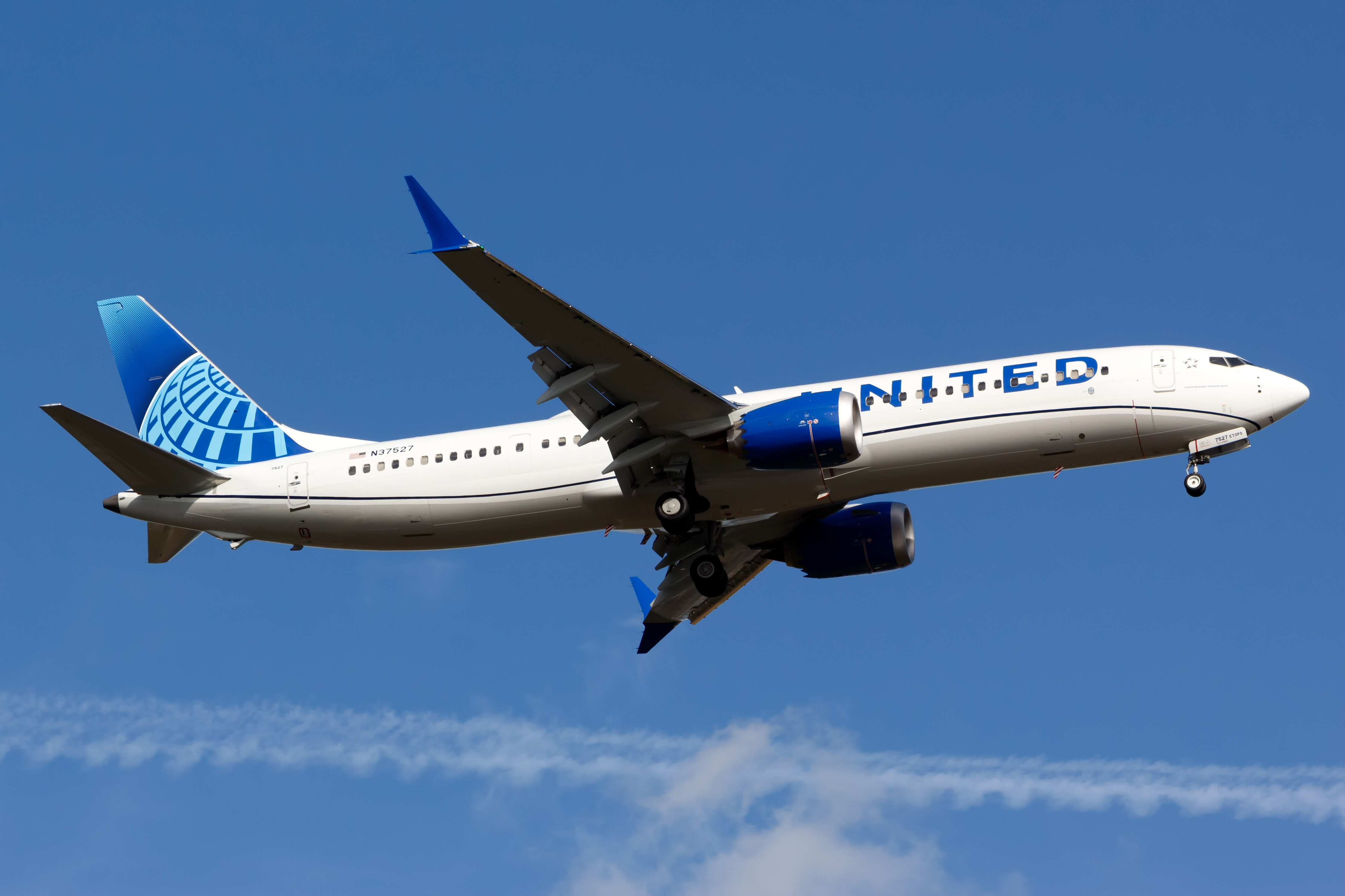 Full size: United Airlines Boeing 737 MAX 9 N37527 at Orlando International Airport