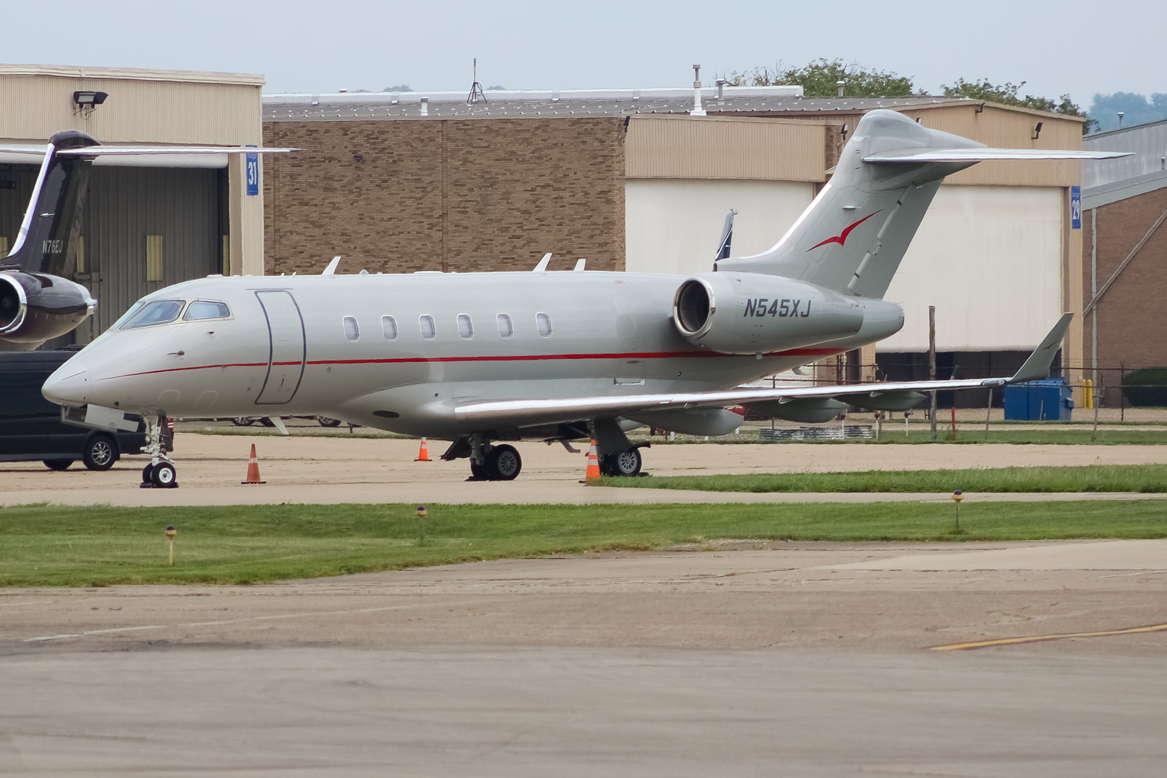 Full size: VistaJet Bombardier Challenger 350  N454XJ at Cincinnati Municipal Airport/Lunken Field