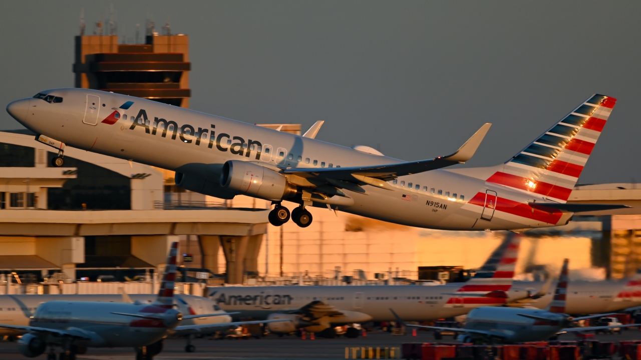 Full size: American Airlines Boeing 737-800 N915AN at Dallas-Fort Worth International Airport