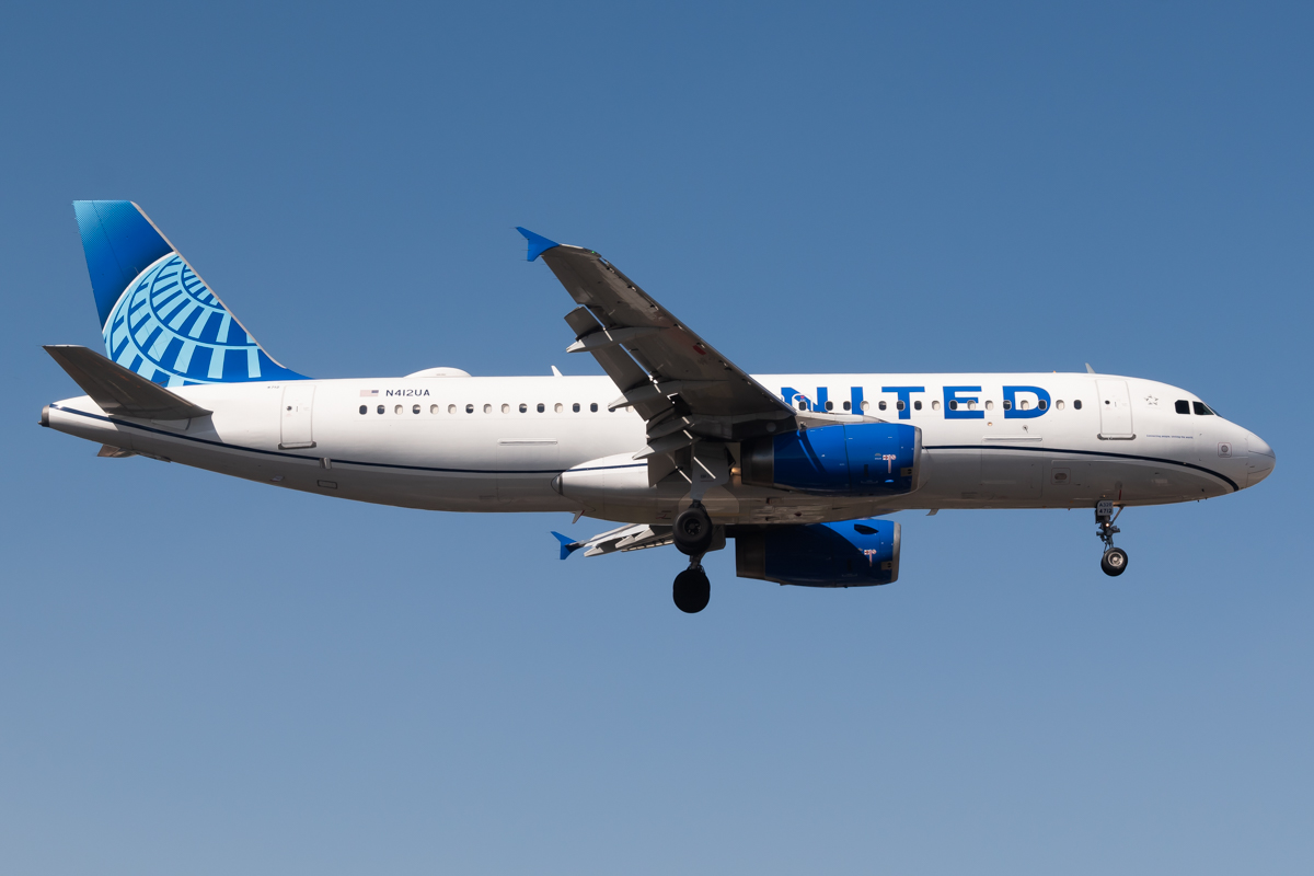 Full size: United Airlines Airbus A320 N412UA at Mexico City International Airport