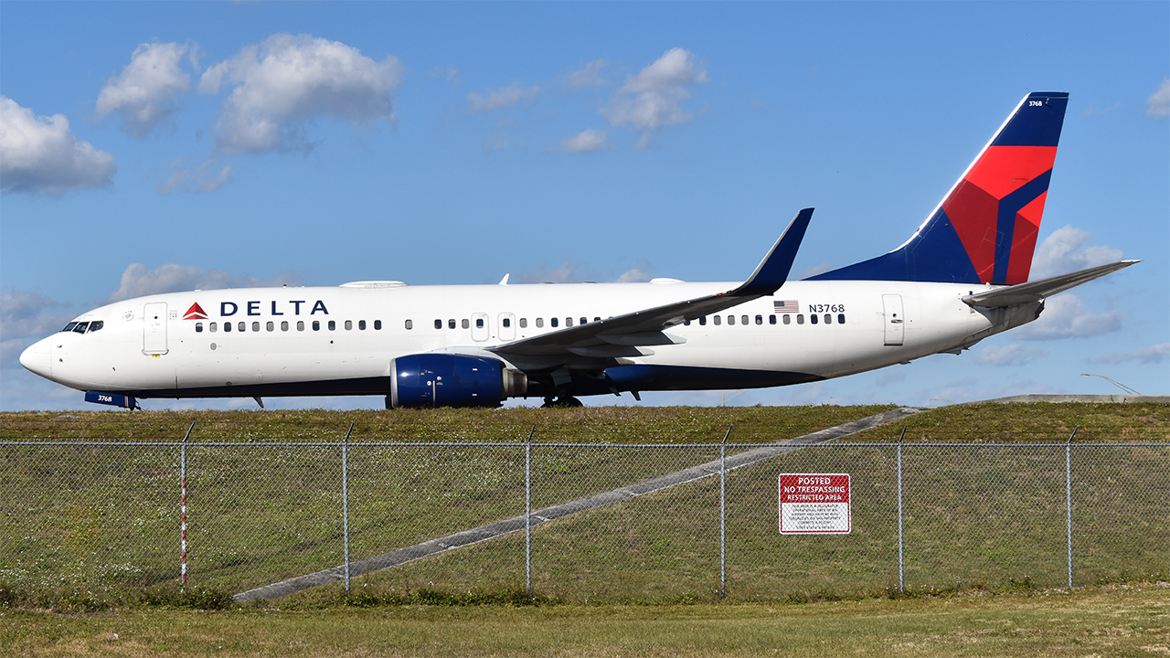 Full size: Delta Air Lines Boeing 737-800 N3768 at Orlando International Airport