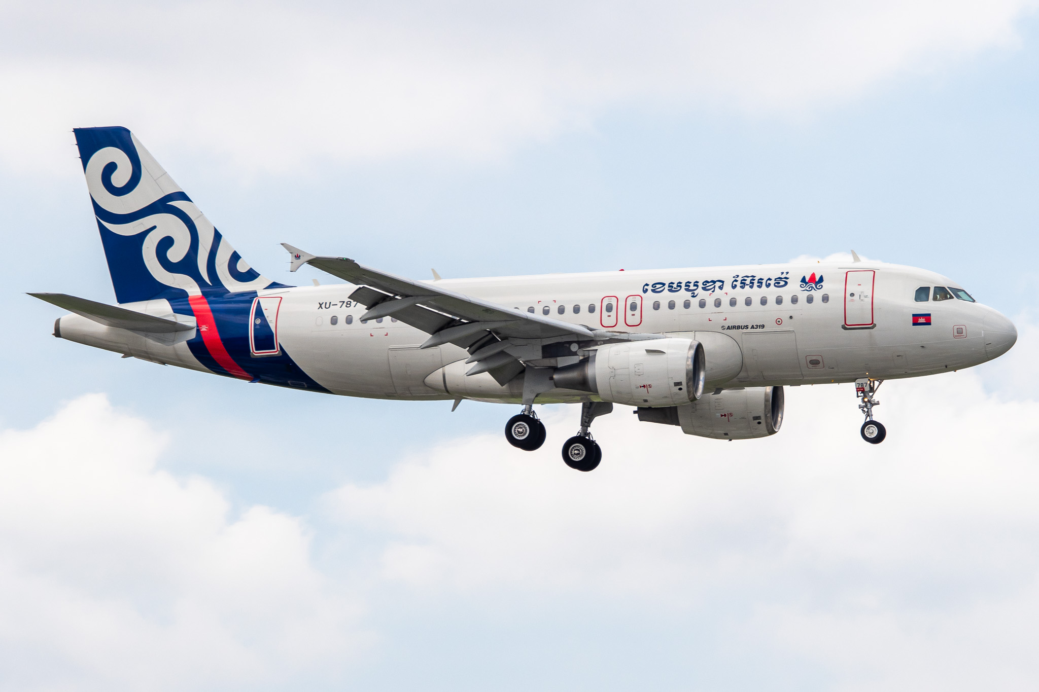 Full size: Cambodia Airways Airbus A319 XU-787 at Tan Son Nhat International Airport