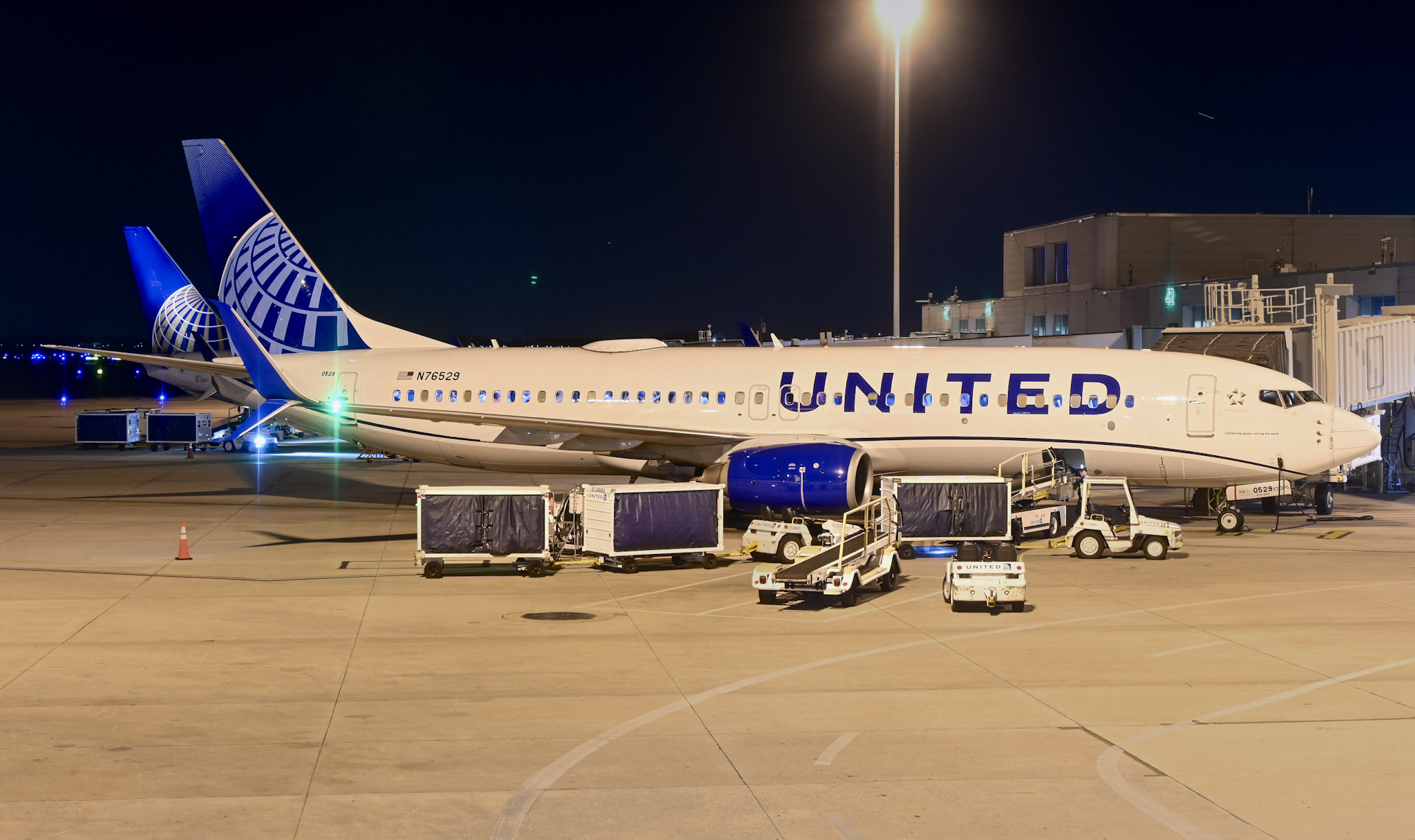 Full size: United Airlines Boeing 737-800 N76529 at Orlando International Airport