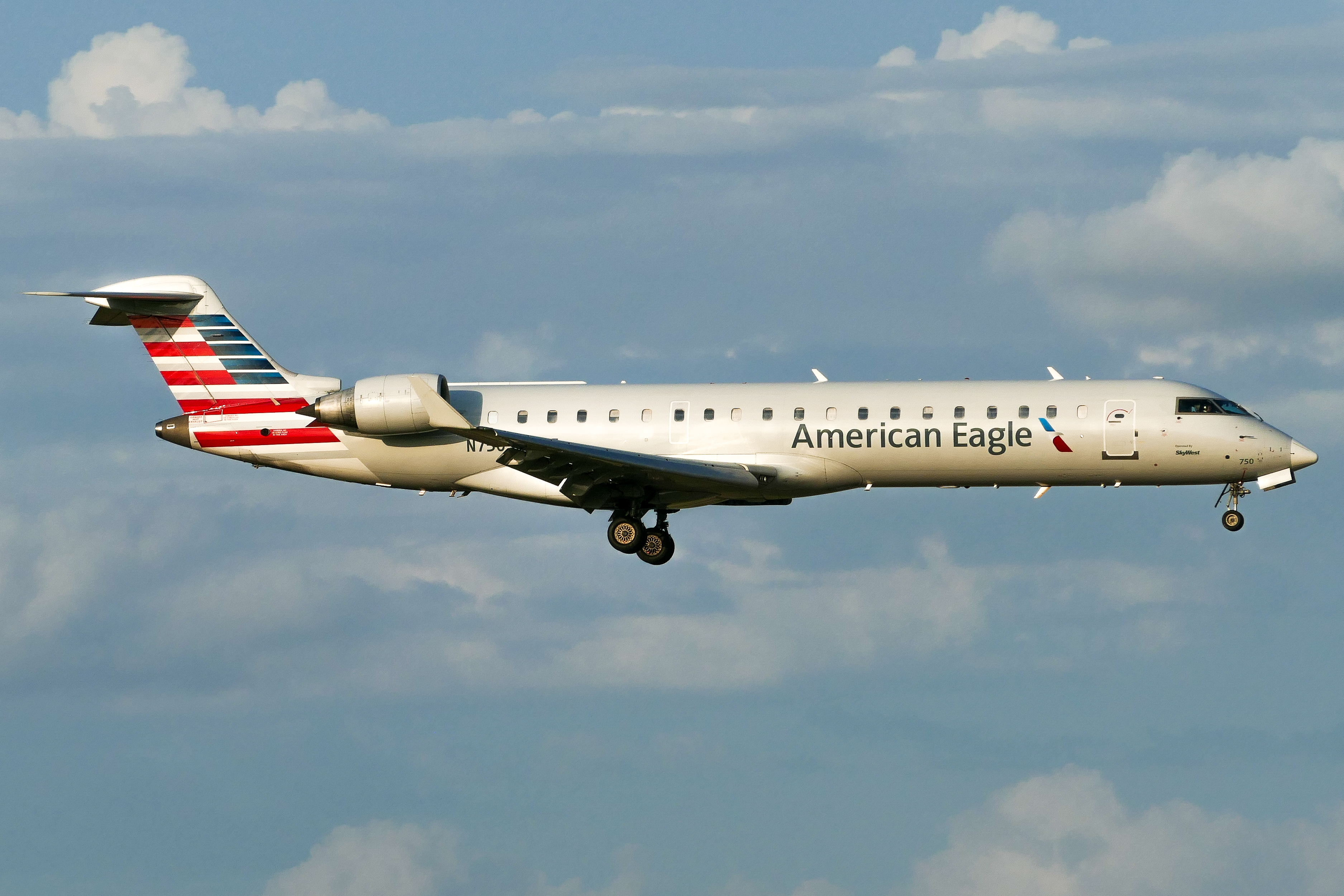 Full size: American Eagle Mitsubishi CRJ-700 N750SK at Dallas-Fort Worth International Airport