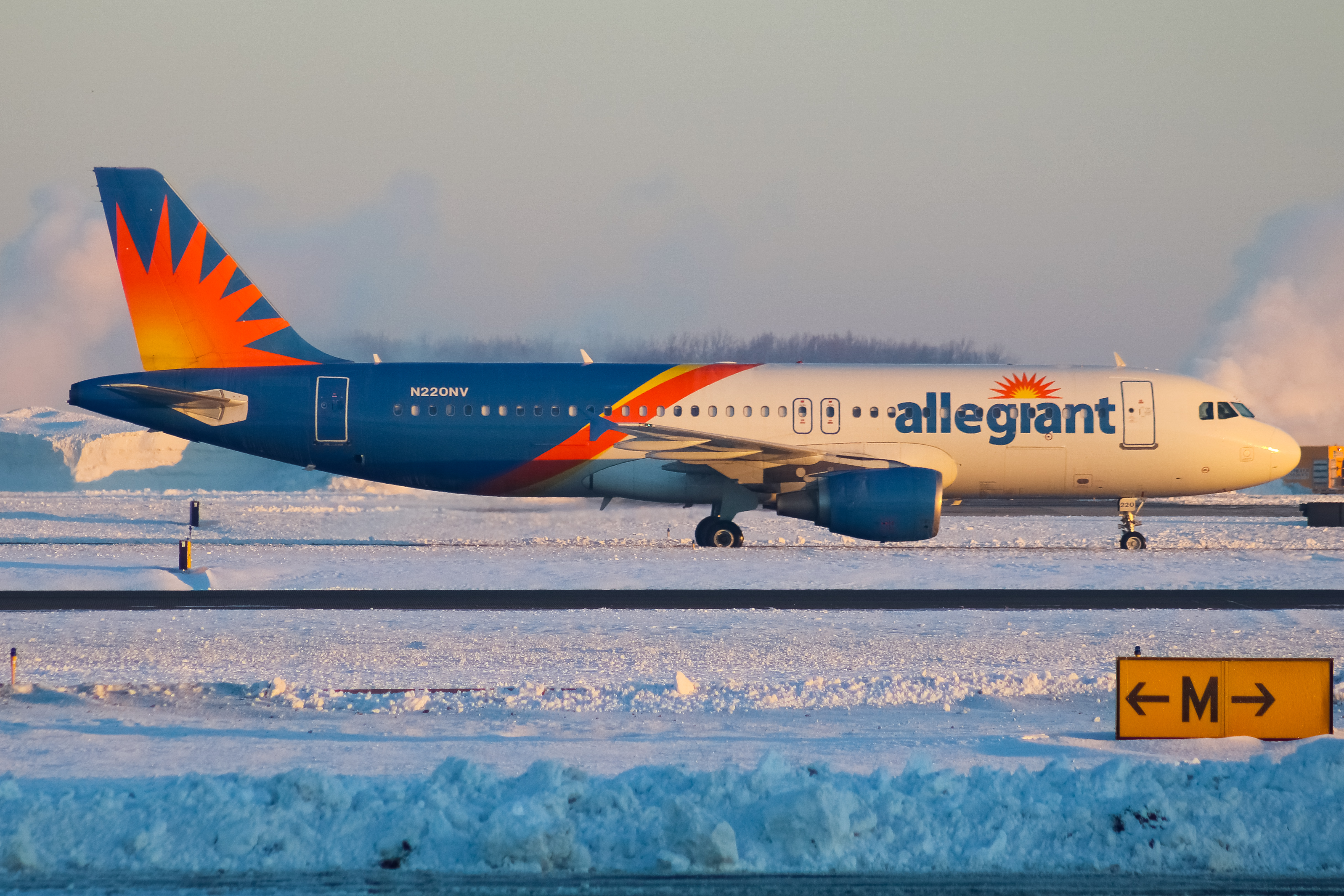 Full size: Allegiant Air Airbus A320 N220NV at Cincinnati/Northern Kentucky International Airport