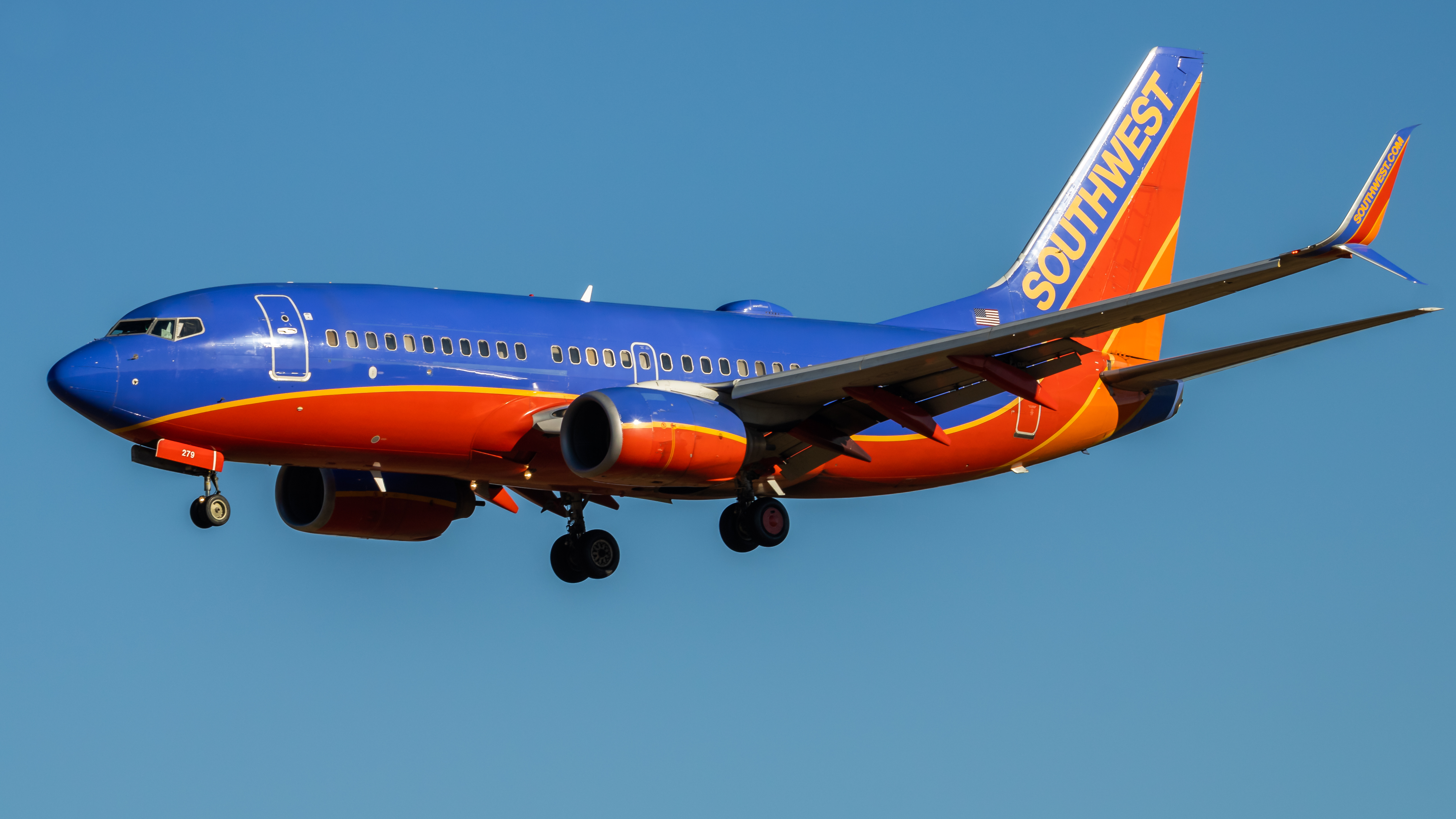 Full size: Southwest Airlines Boeing 737-700 N279WN at Baltimore/Washington International Thurgood Marshall Airport