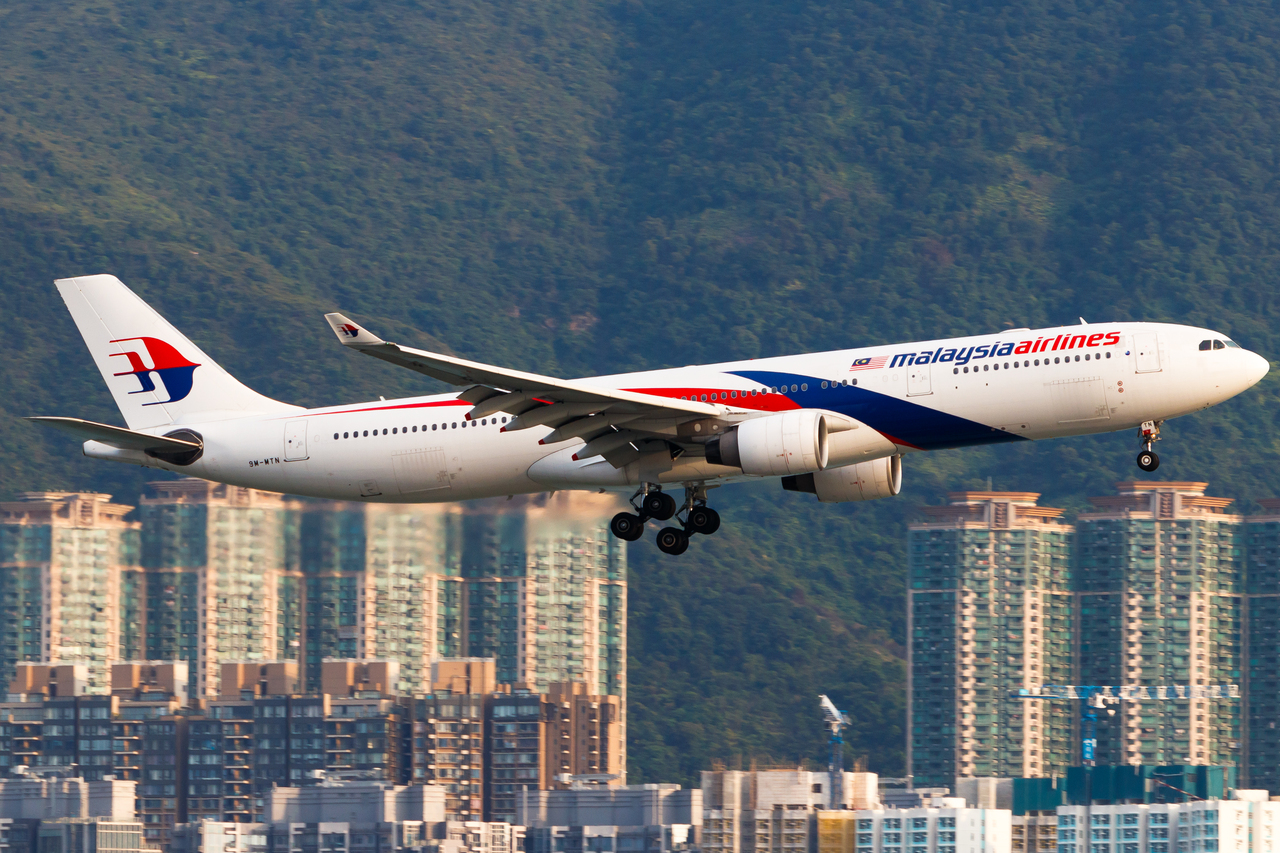 Full size: Malaysia Airlines Airbus A330-300 9M-MTN at Hong Kong International Airport
