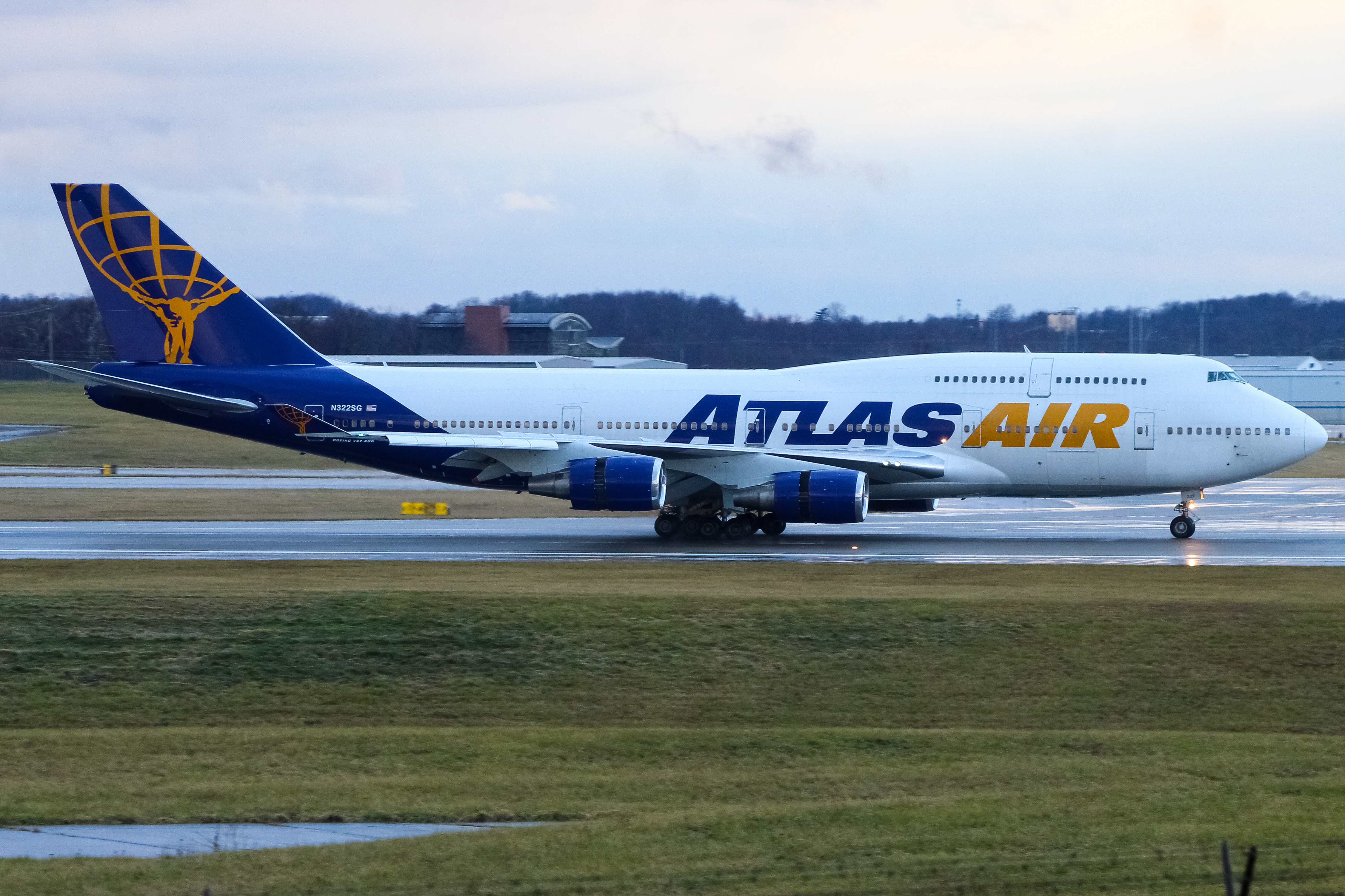 Full size: Atlas Air Boeing 747-400 N322SG at Cincinnati/Northern Kentucky International Airport