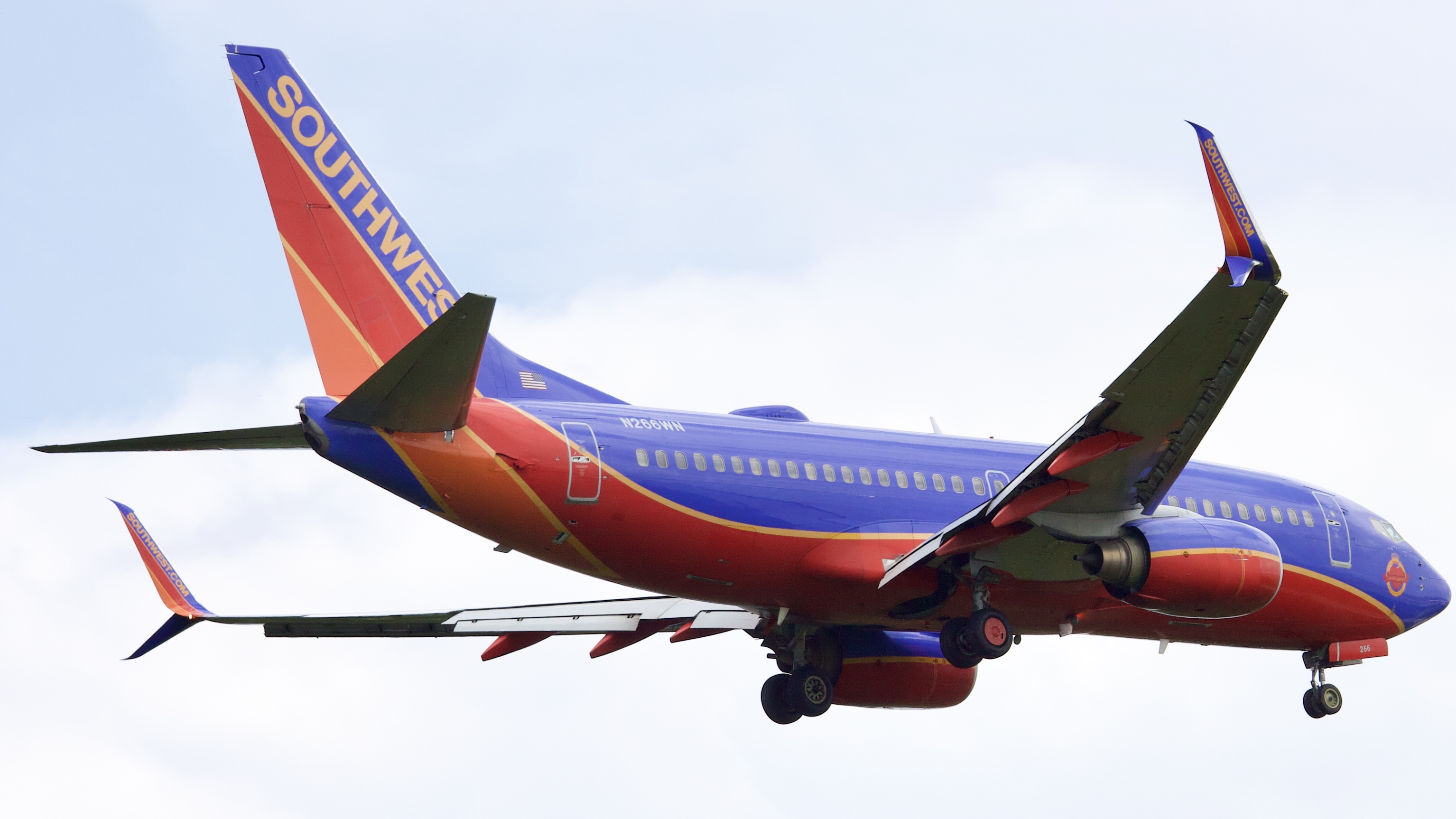 Full size: Southwest Airlines Boeing 737-700 N266WN at Houston-George Bush Intercontinental Airport
