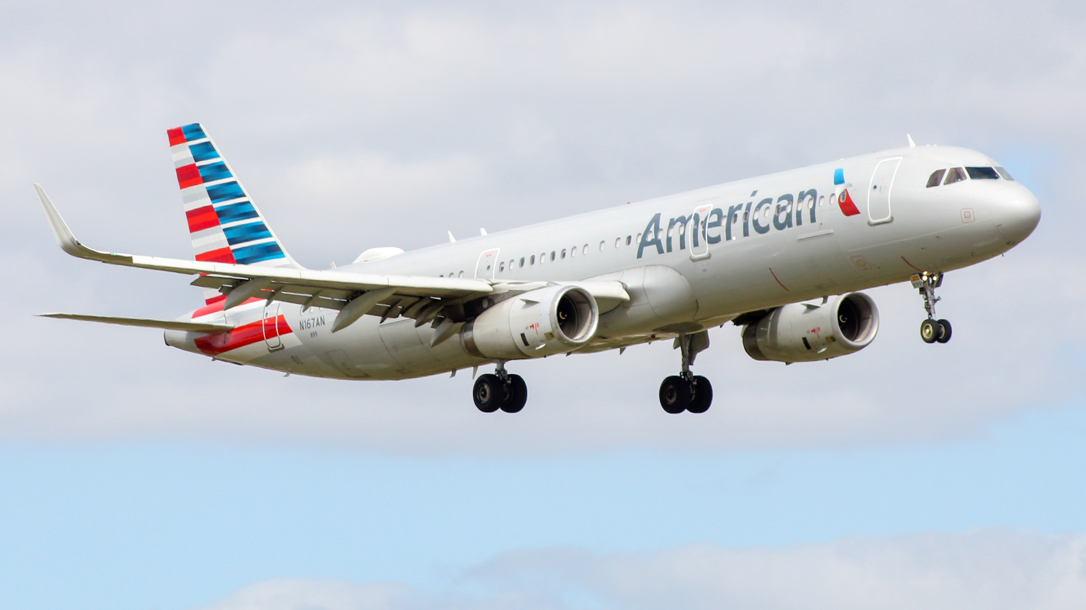 Full size: American Airlines Airbus A321-200 N167AN at Miami International Airport