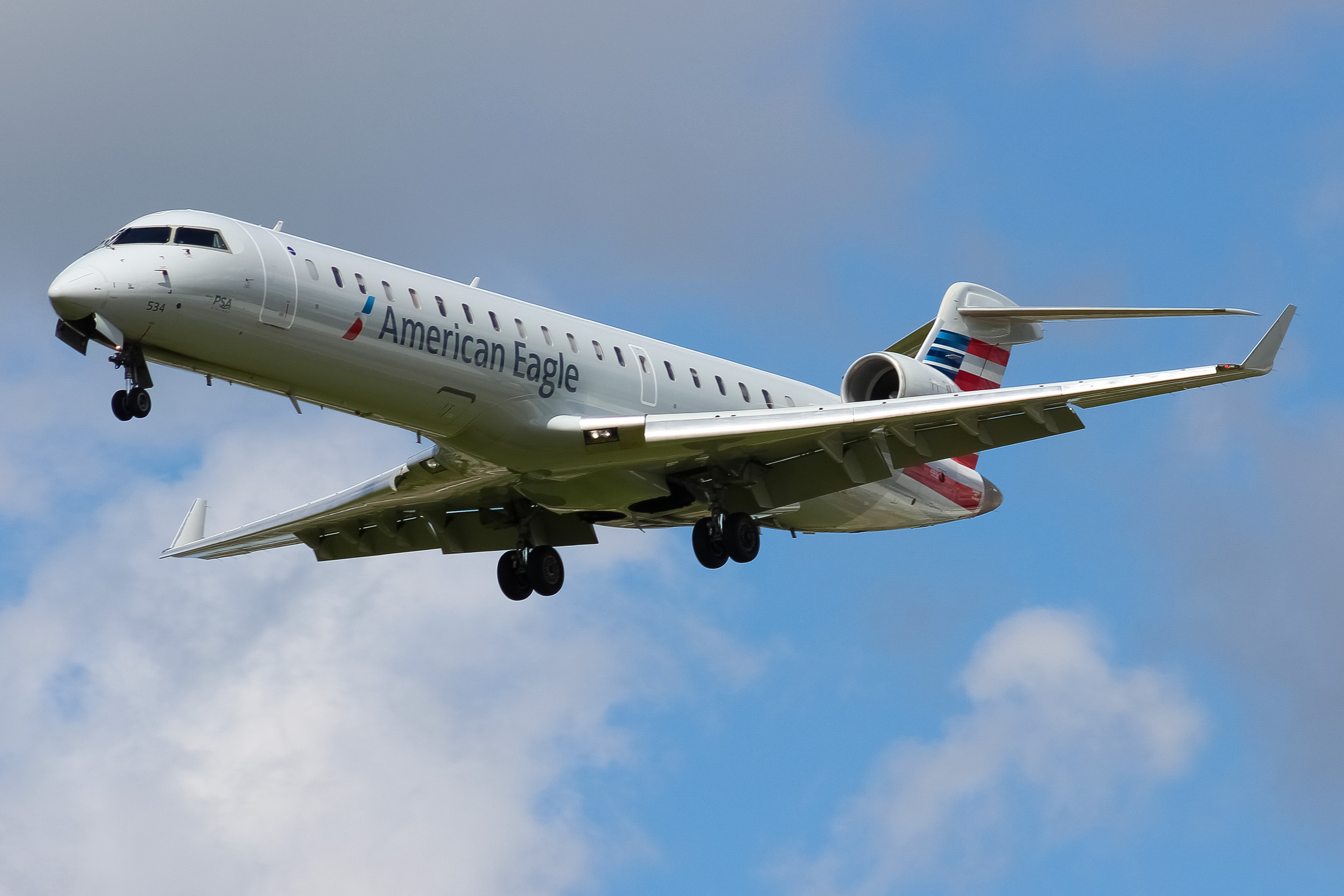 Full size: American Eagle Mitsubishi CRJ-700 N534AE at Cincinnati/Northern Kentucky International Airport