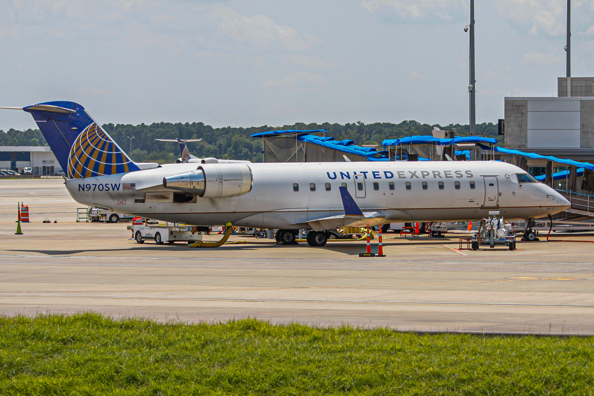 Full size: United Express  Mitsubishi CRJ-200 N970SW at Houston-George Bush Intercontinental Airport