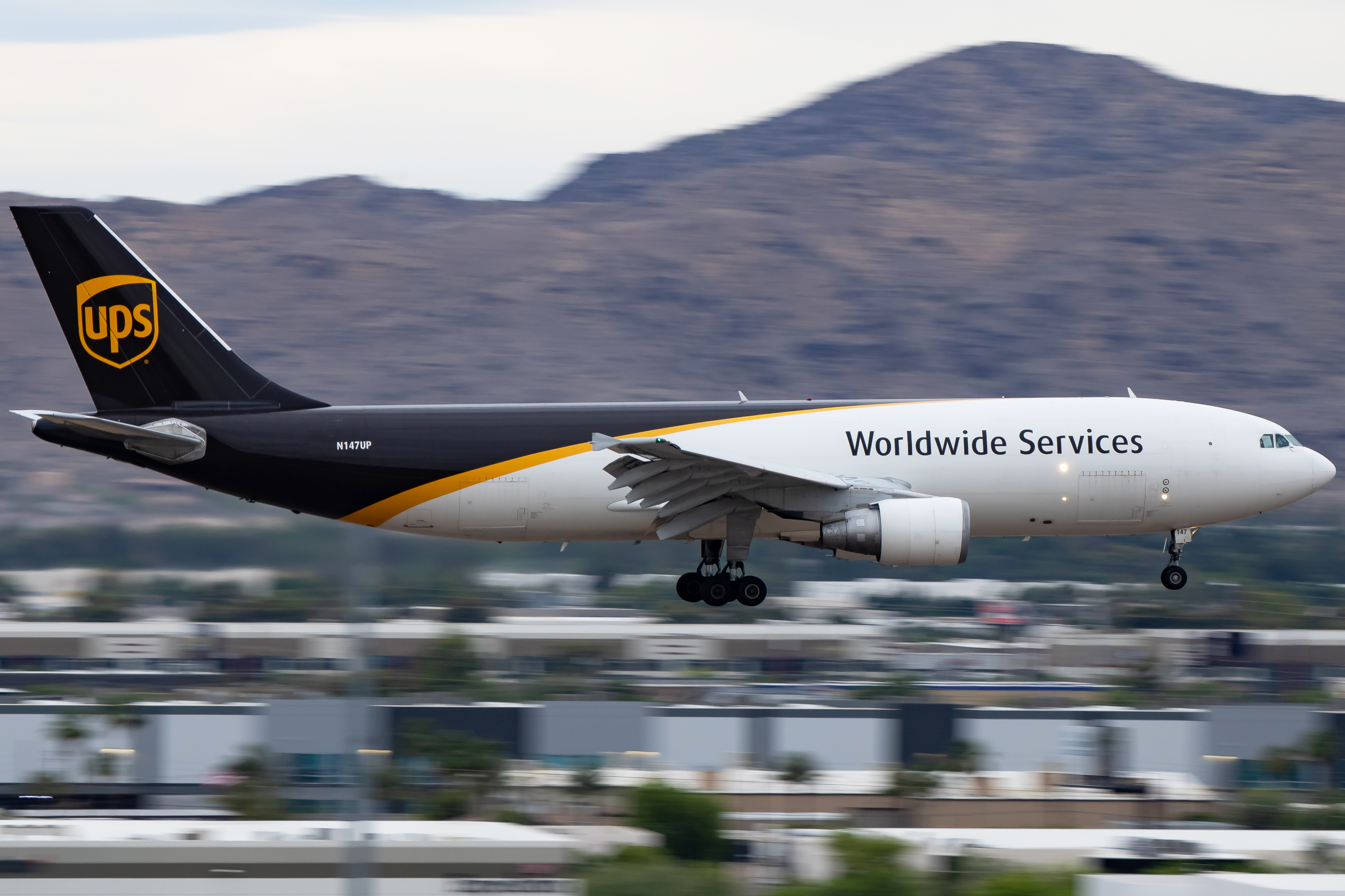 Full size: United Parcel Service Airbus A300F-600 N147UP at Phoenix Sky Harbor International Airport