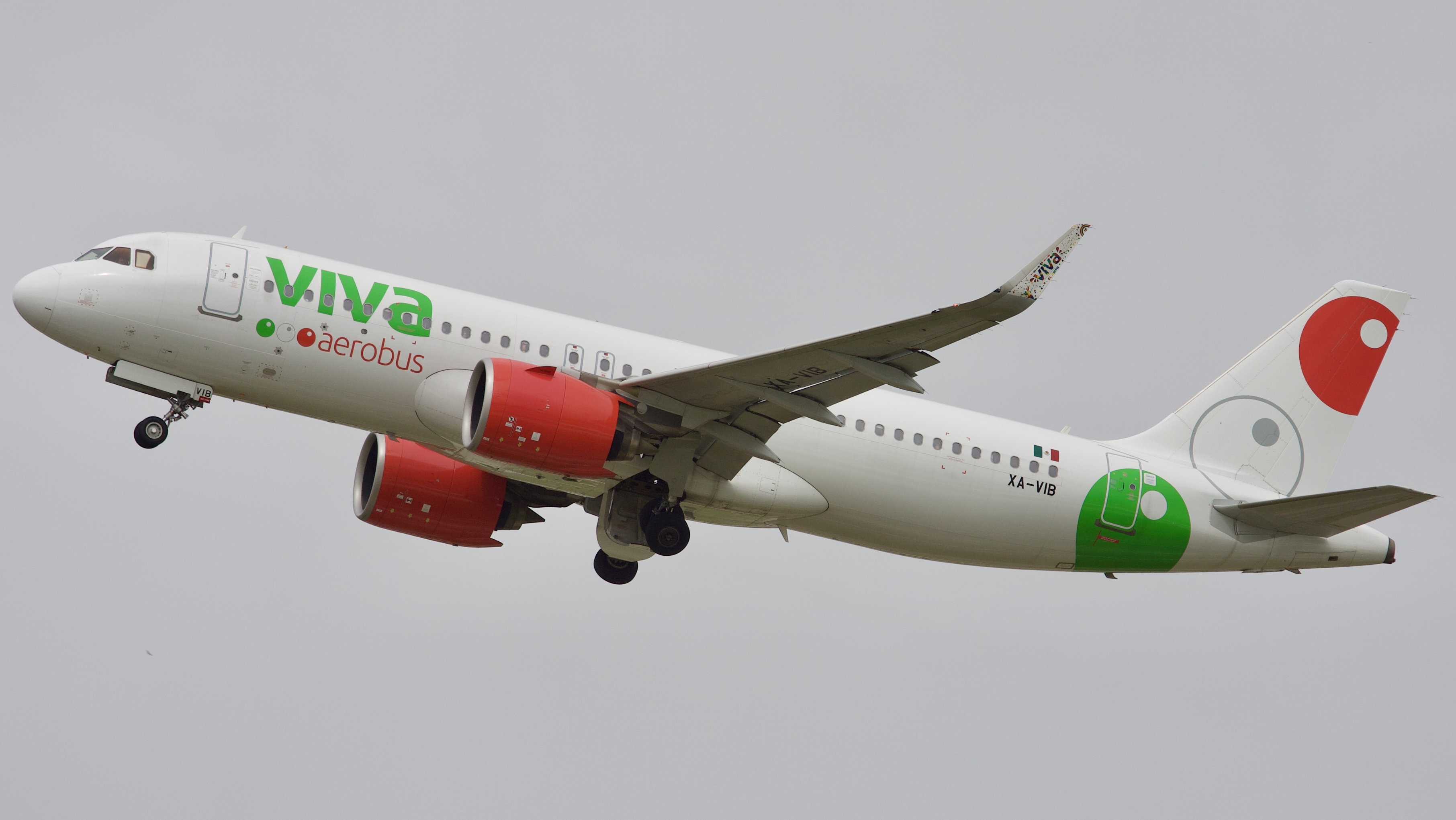 Full size: VivaAerobus Airbus A320NEO XA-VIB at Houston-George Bush Intercontinental Airport