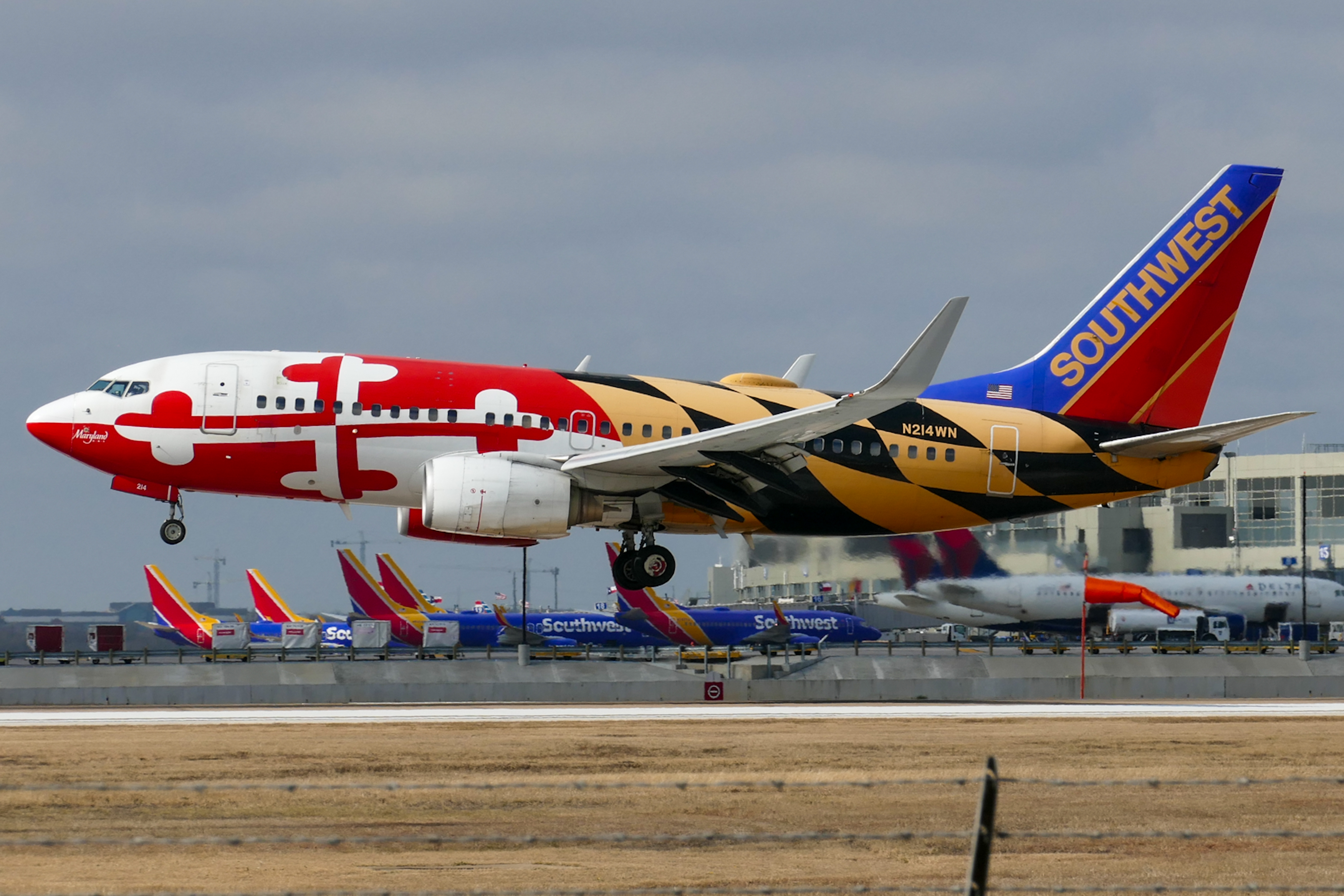 Full size: Southwest Airlines Boeing 737-700 N214WN at Austin-Bergstrom International Airport