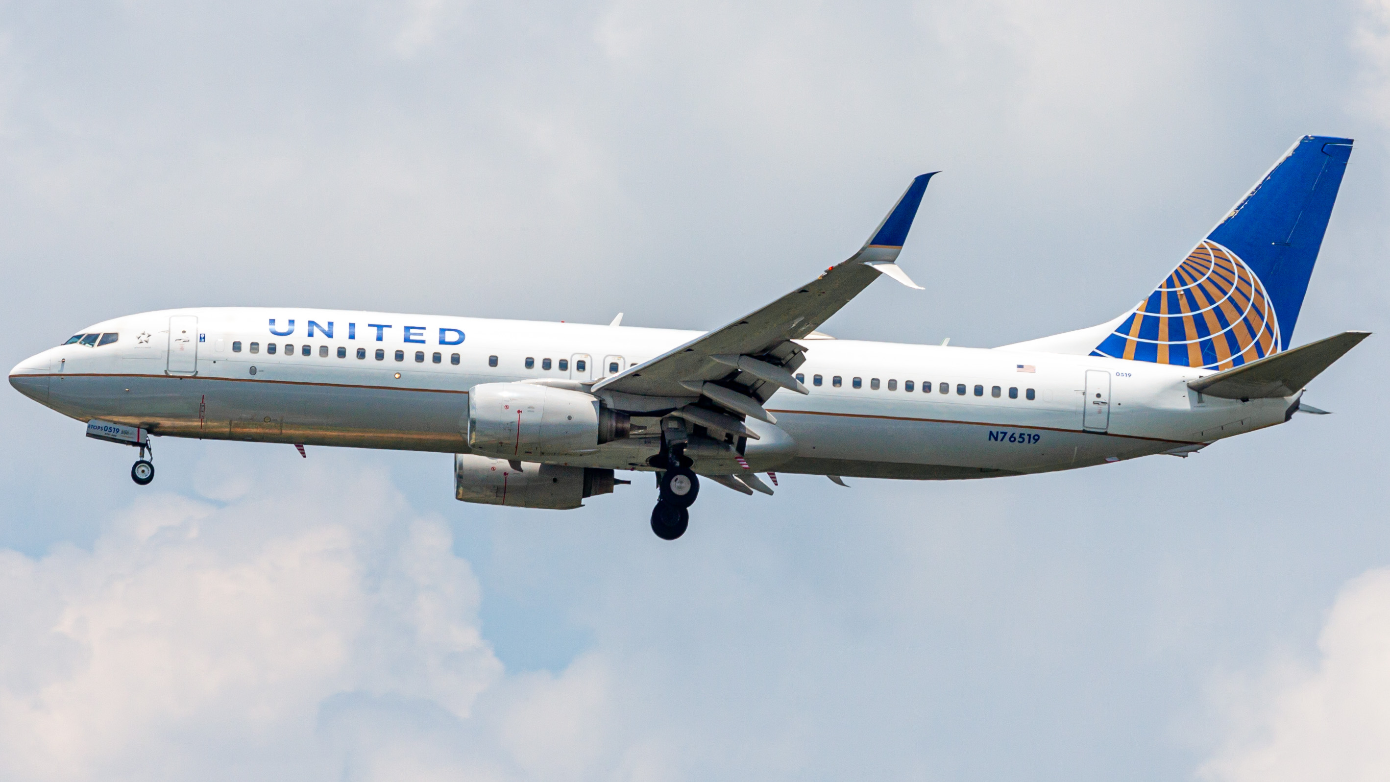 Full size: United Airlines Boeing 737-800 N76519 at Houston-George Bush Intercontinental Airport