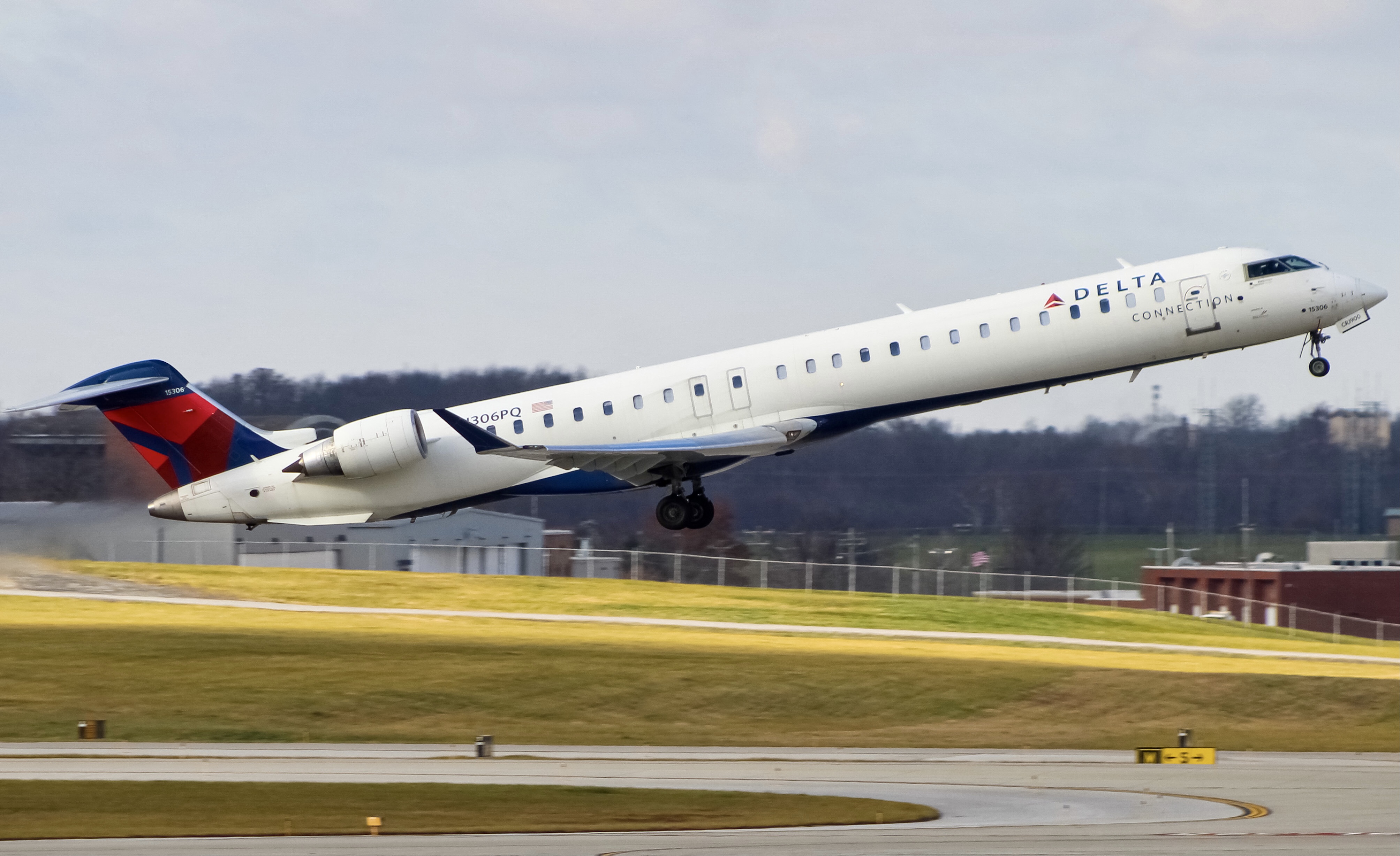 Full size: Delta Connection Mitsubishi CRJ-700 N306PQ at Cincinnati/Northern Kentucky International Airport