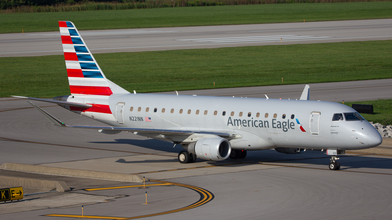 Full size: American Eagle Embraer E175 N221NN at John Glenn Columbus International Airport