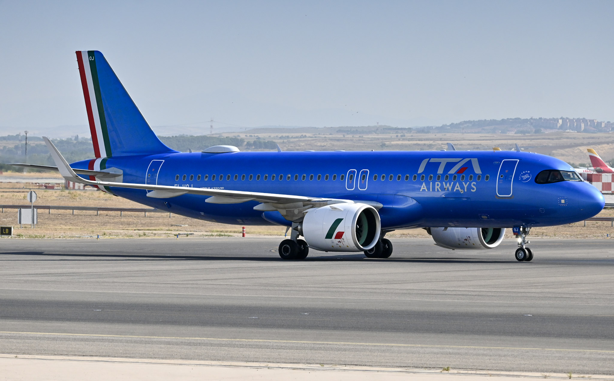 Full size: ITA Airways Airbus A320NEO EI-HOJ at Madrid Barajas Airport