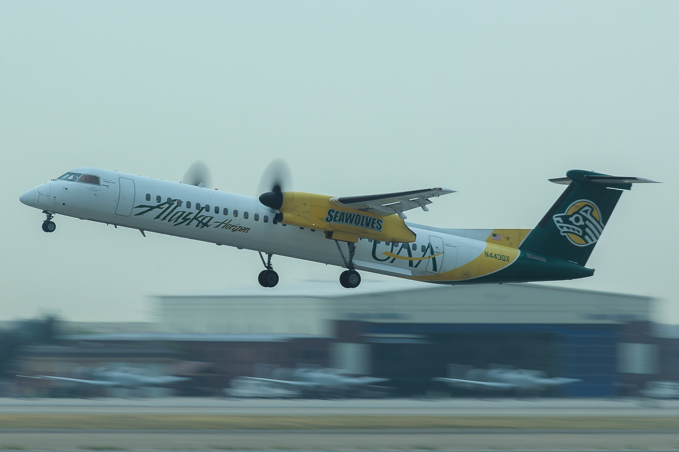 Full size: Horizon Air De Havilland DHC-8 N443QX at Boise Air Terminal/Gowen Field