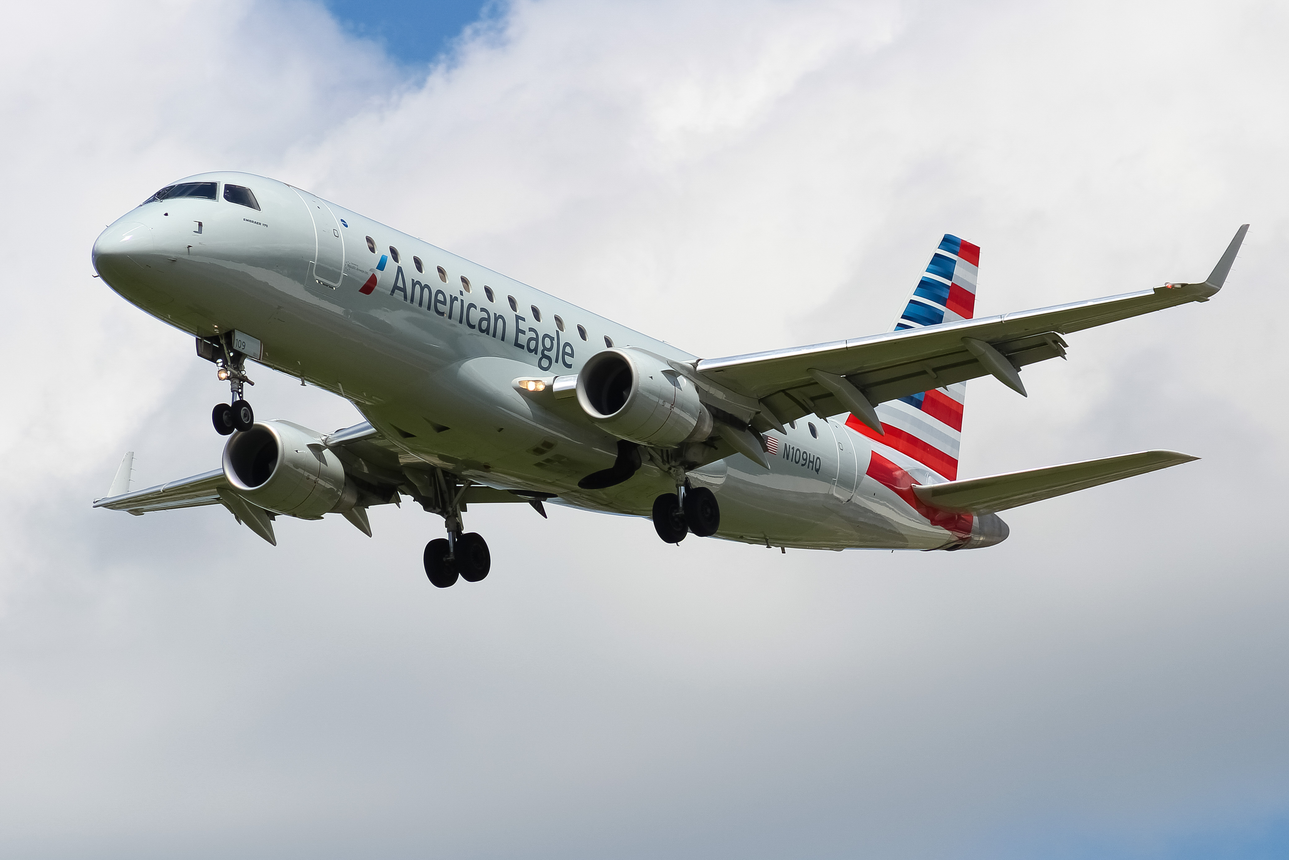 Full size: American Eagle Embraer E175 N109HQ at Cincinnati/Northern Kentucky International Airport