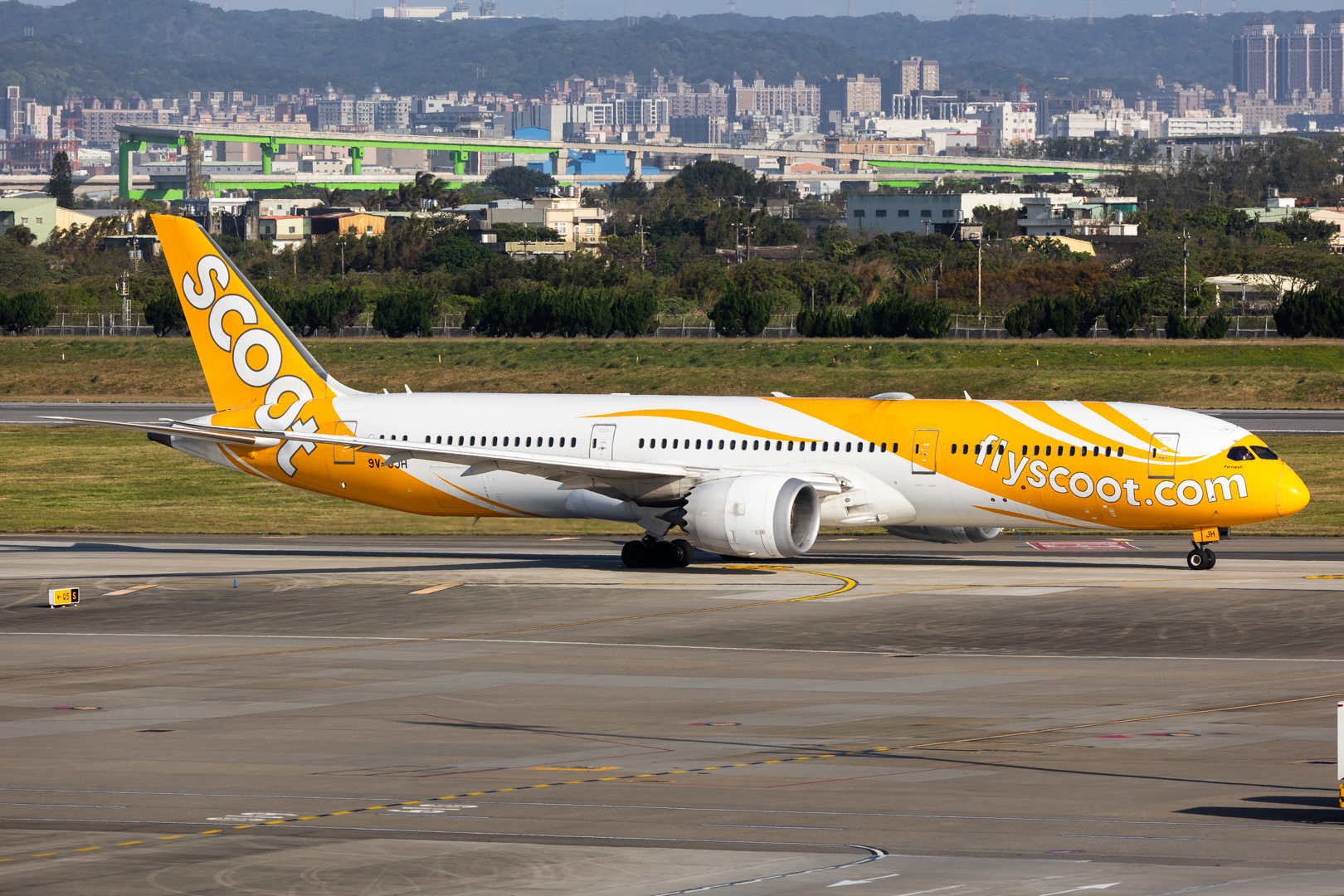Full size: Scoot Boeing 787-9 9V-OJH at Taiwan Taoyuan International Airport