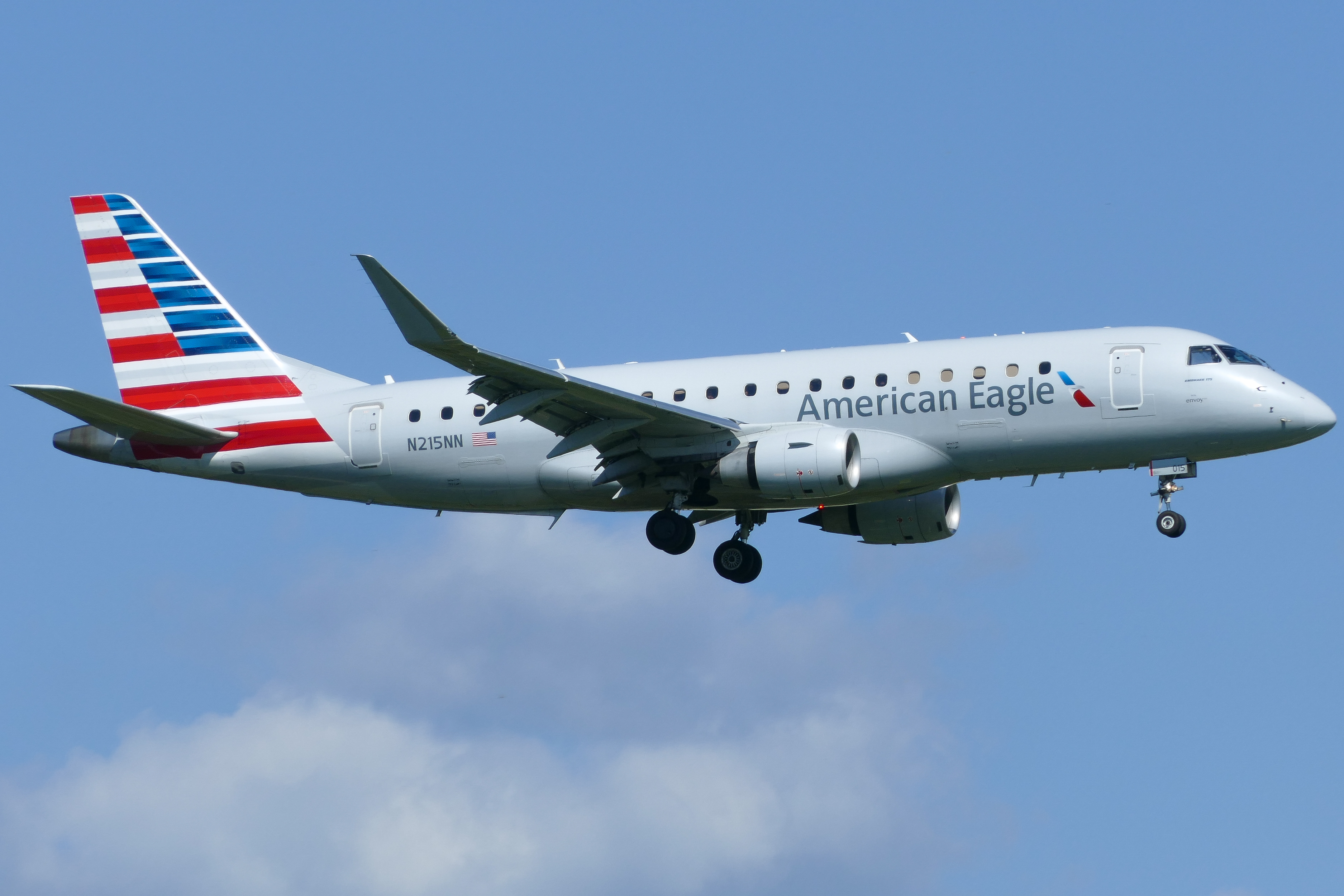 Full size: American Eagle Embraer E175 N215NN at Austin-Bergstrom International Airport