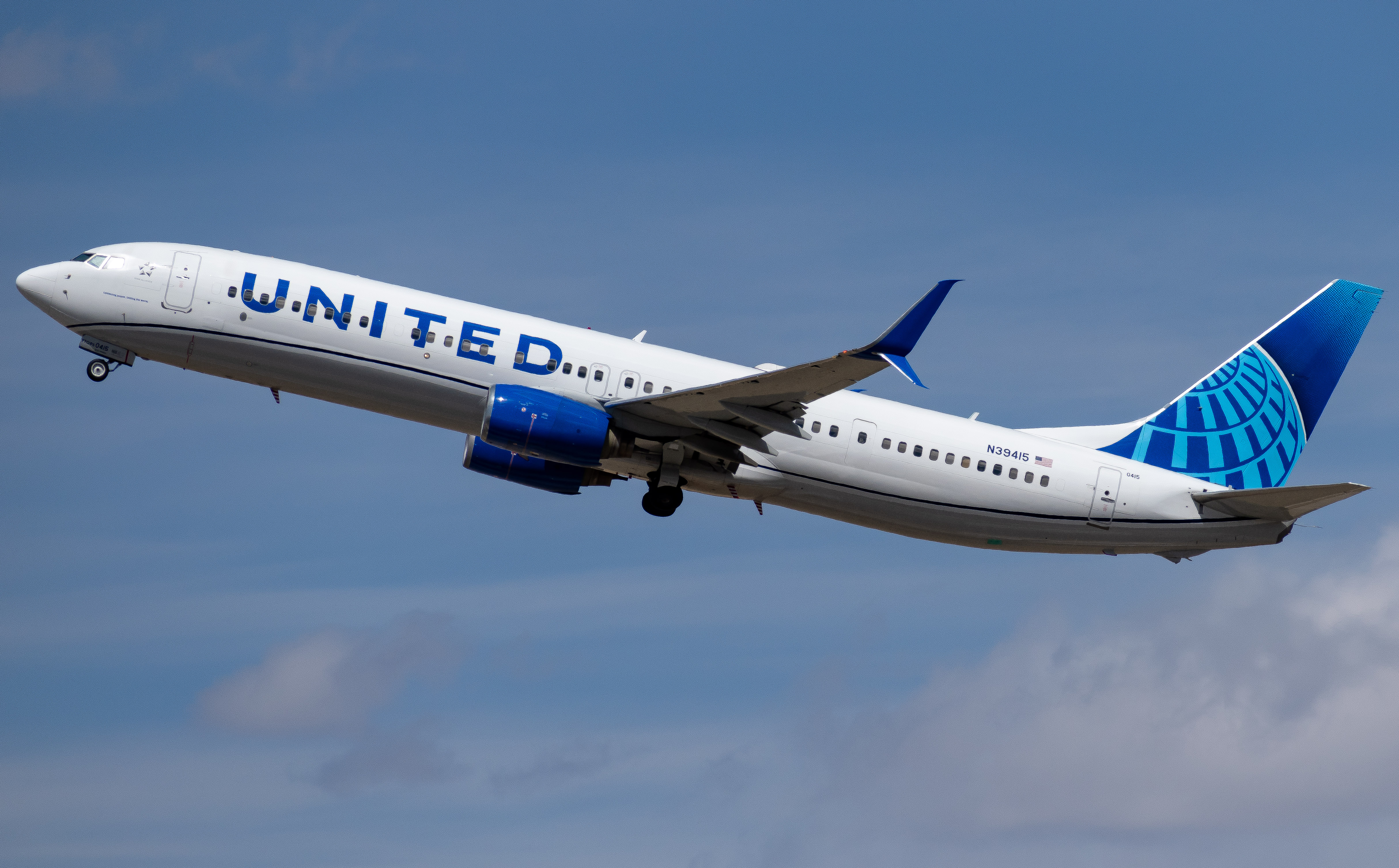 Full size: United Airlines Boeing 737-900ER N39415 at Denver International Airport