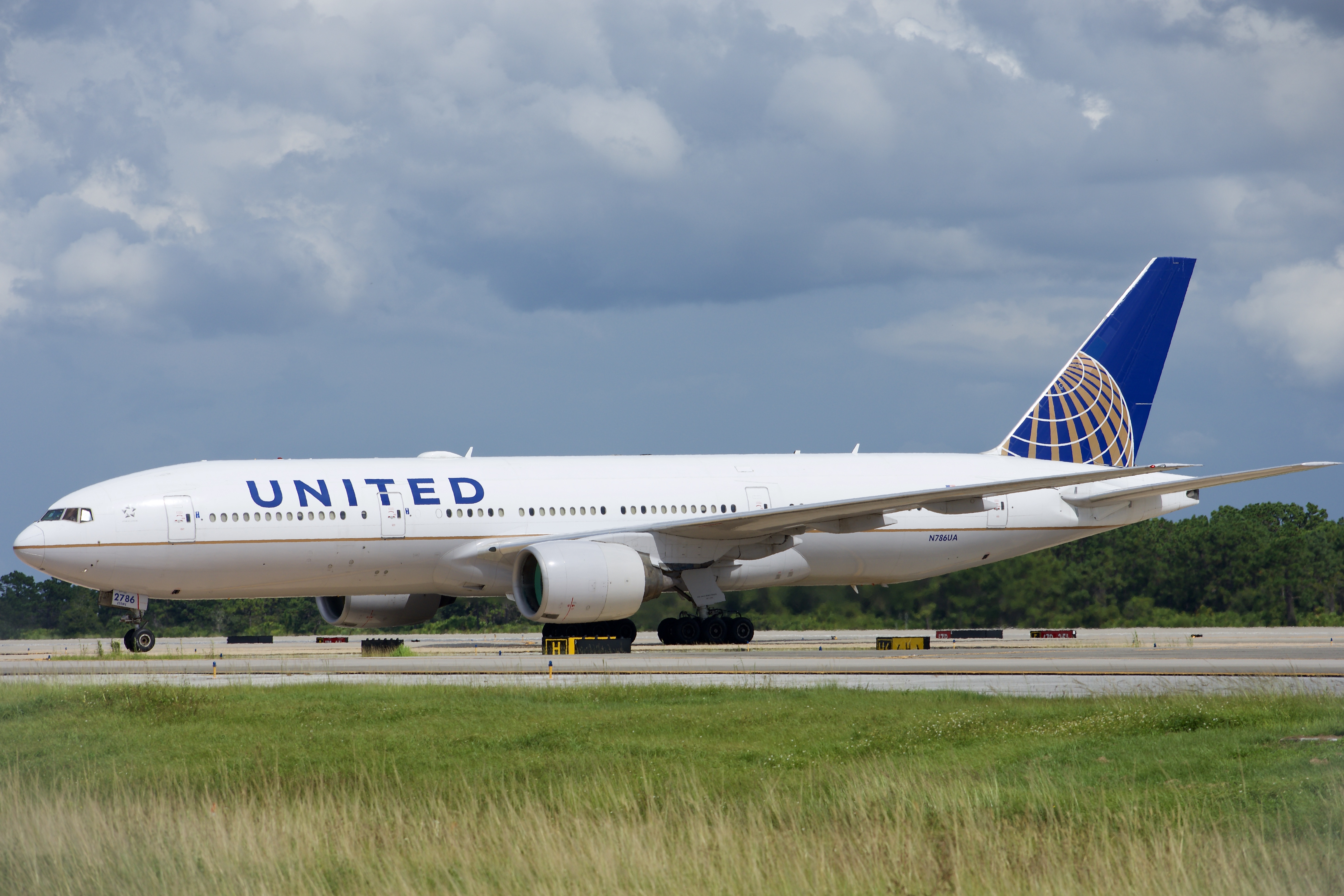 Full size: United Airlines Boeing 777-200 N786UA at Orlando International Airport