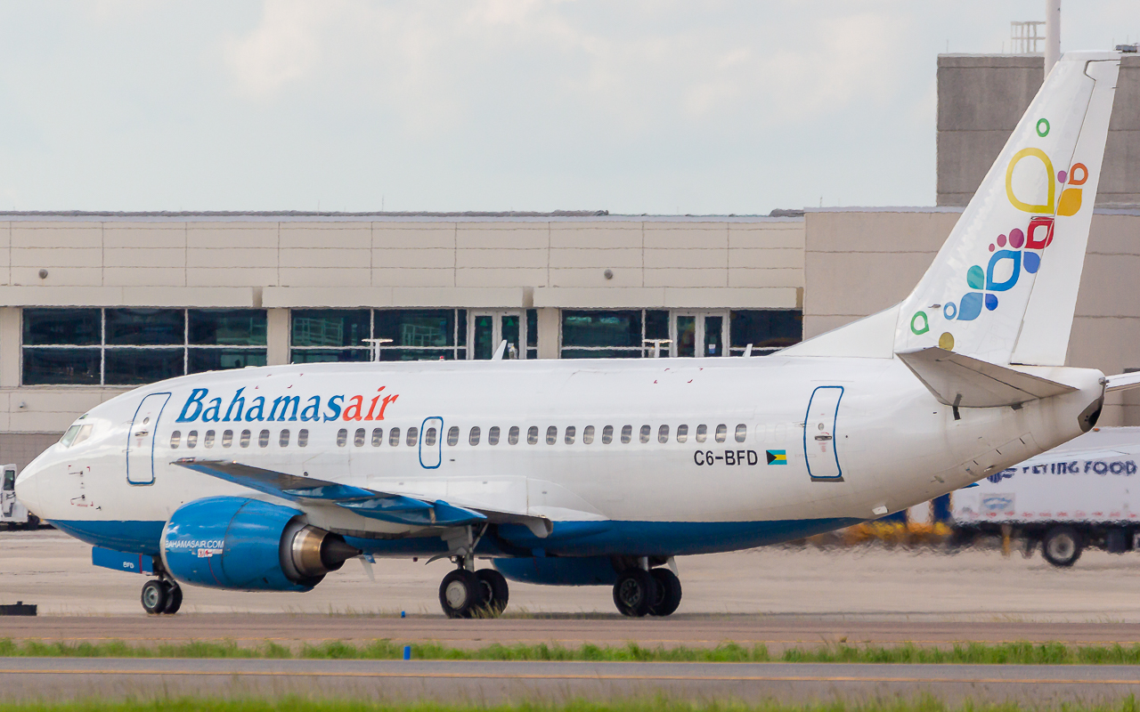 Full size: Bahamasair Boeing 737-500 C6-BFD at Orlando International Airport
