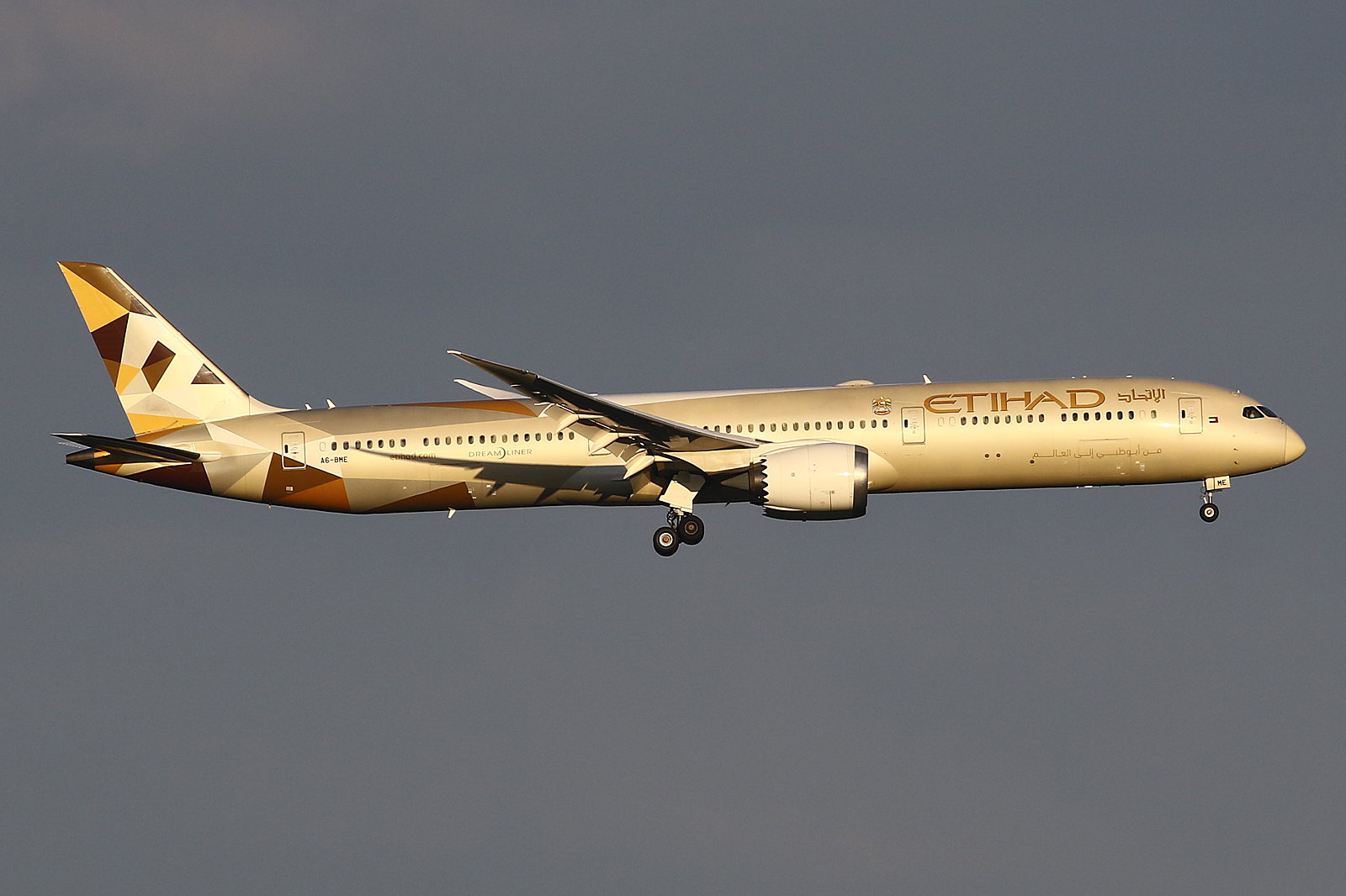 Full size: Etihad Airways Boeing 787-10 A6-BME at Hamburg Airport