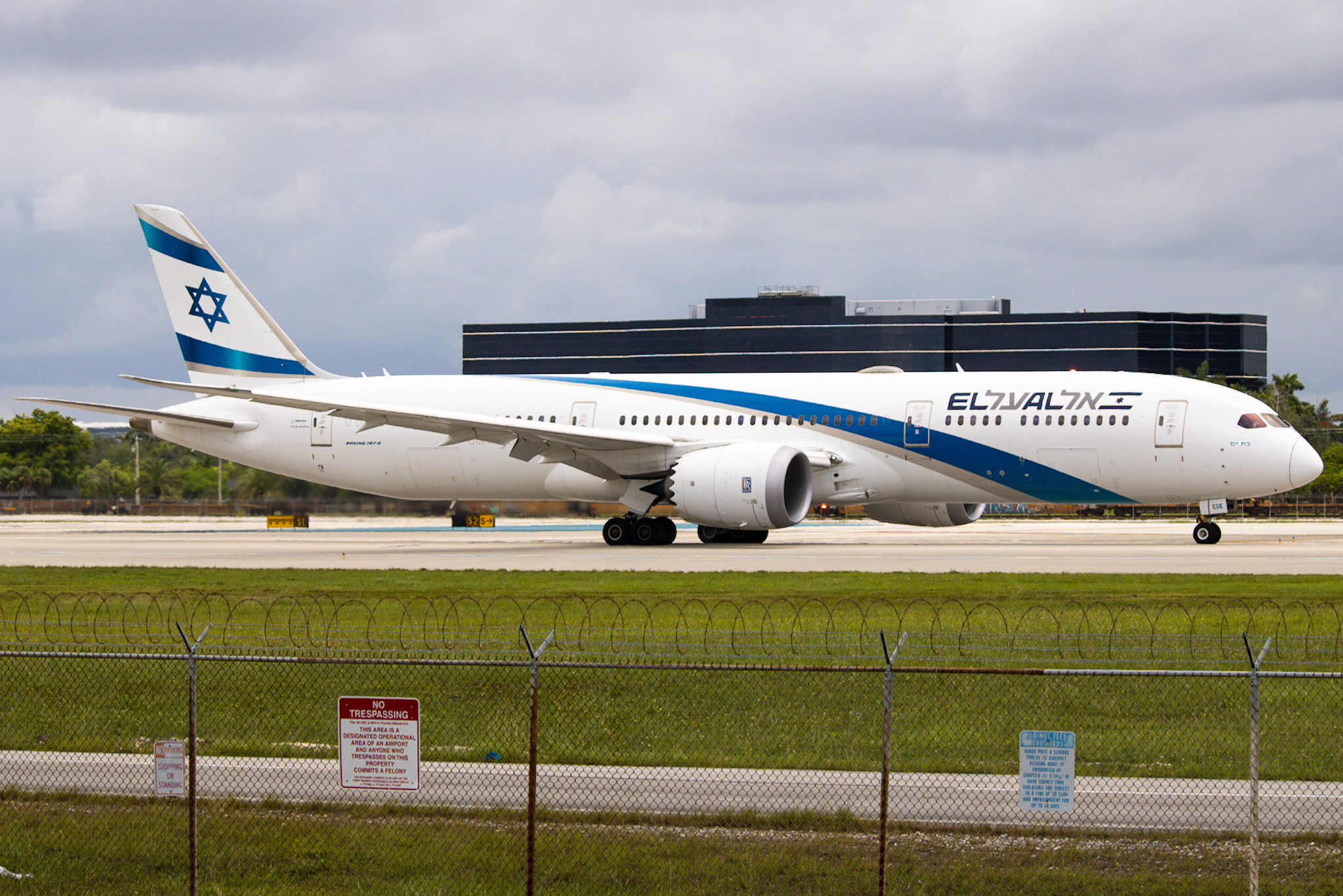 Full size: El Al Boeing 787-9 4X-EDE at Miami International Airport