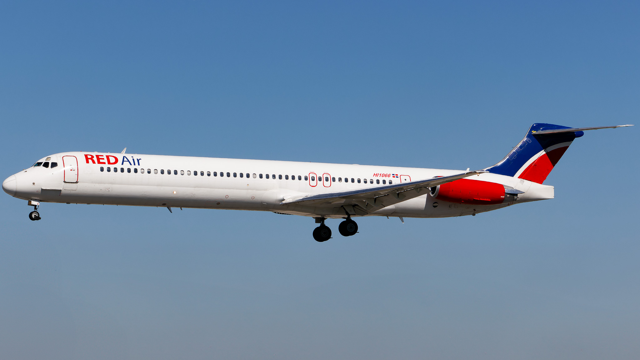 Full size: RedAir McDonnell Douglas MD-82 HI1066 at Miami International Airport