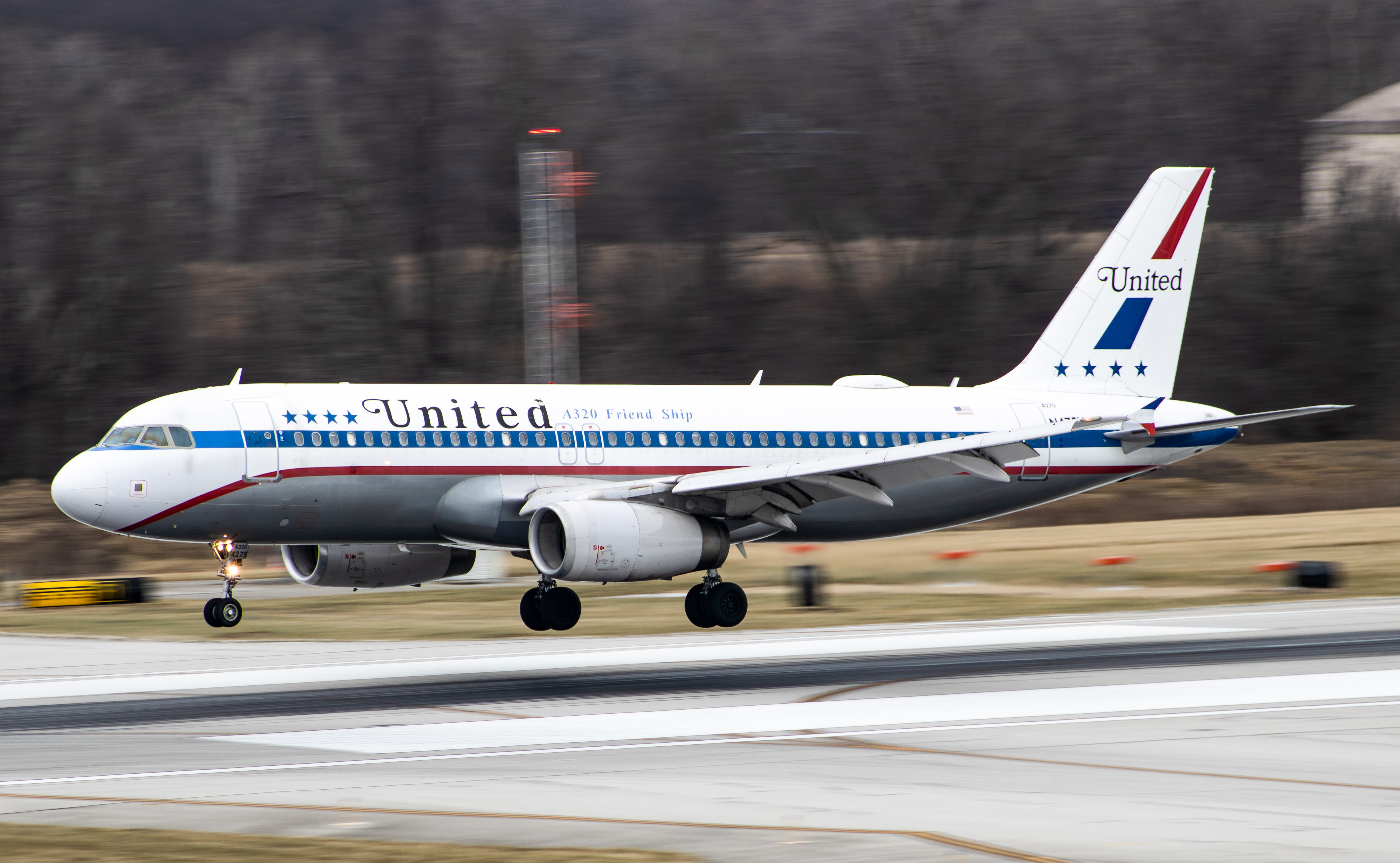 Full size: United Airlines Airbus A320 N475UA at John Glenn Columbus International Airport