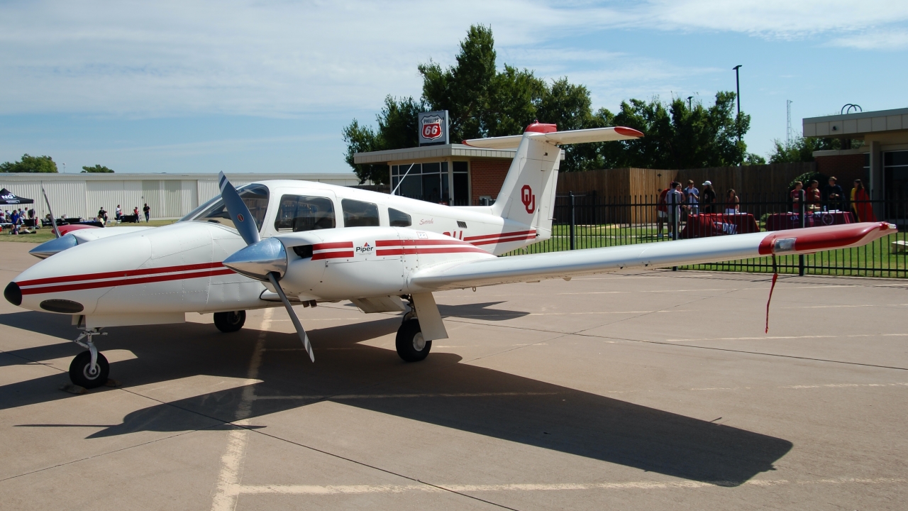 Full size: University of Oklahoma Piper PA-44 Seminole  N380U at Norman University of Oklahoma Westheimer Airport
