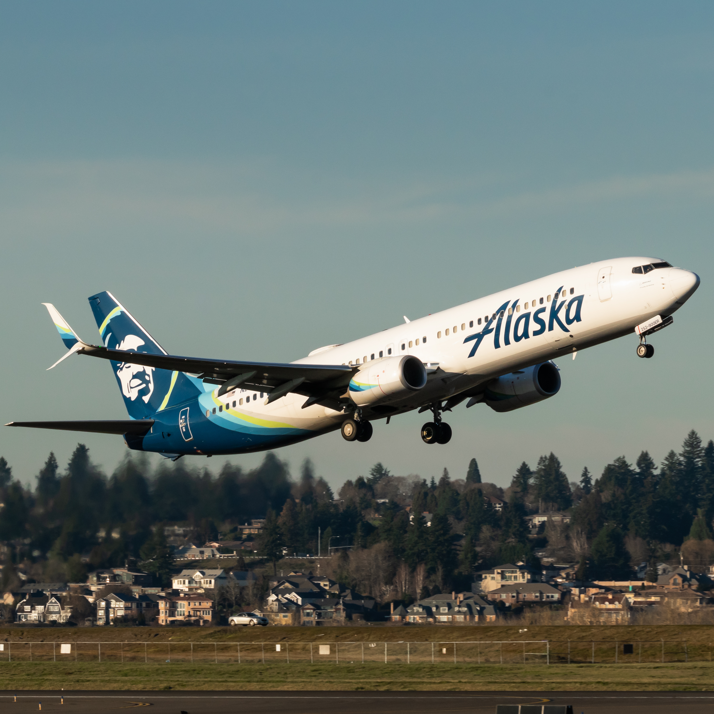 Full size: Alaska Airlines Boeing 737-900ER N253AK at Portland International Airport