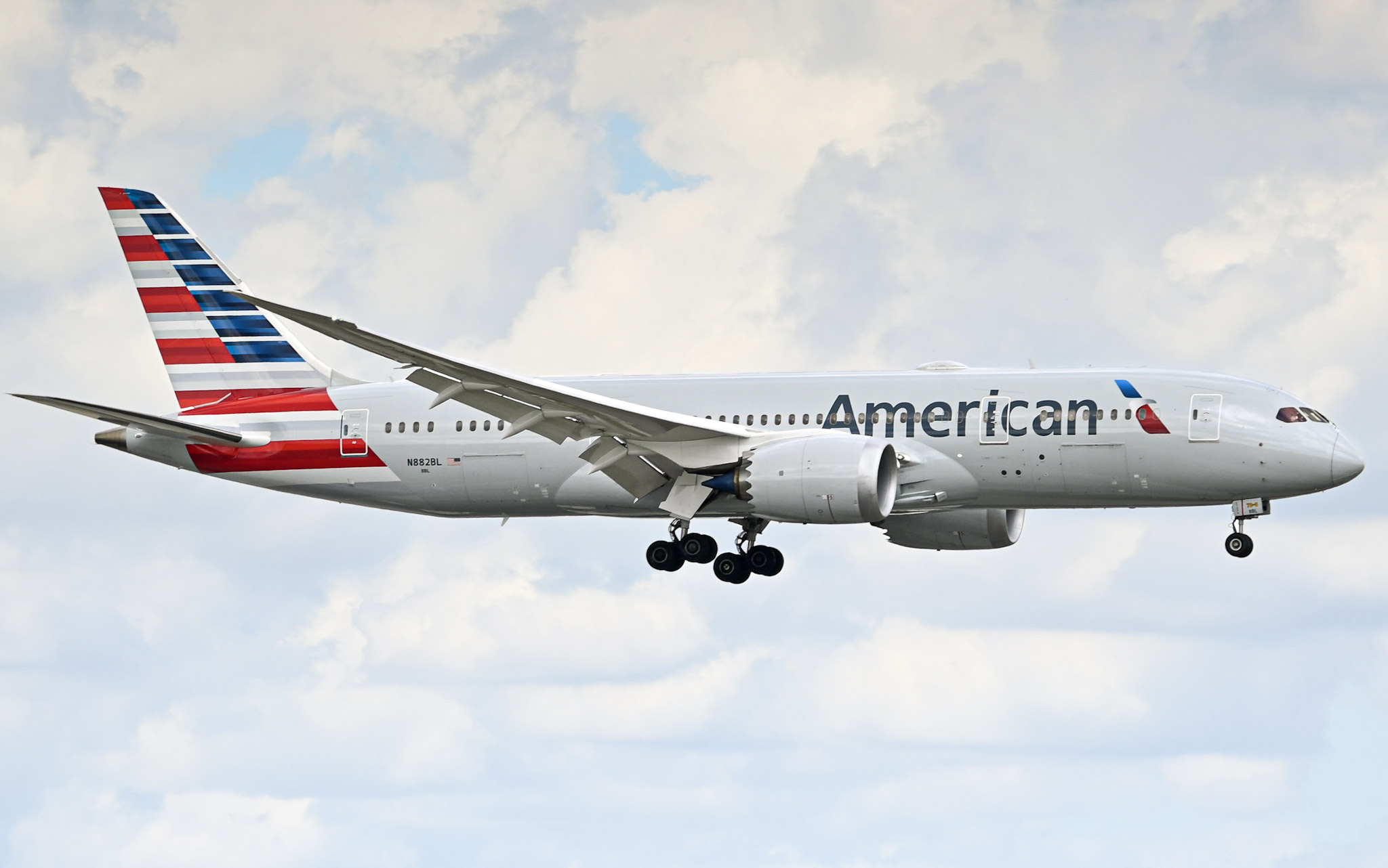 Full size: American Airlines Boeing 787-8 N828BL at Miami International Airport