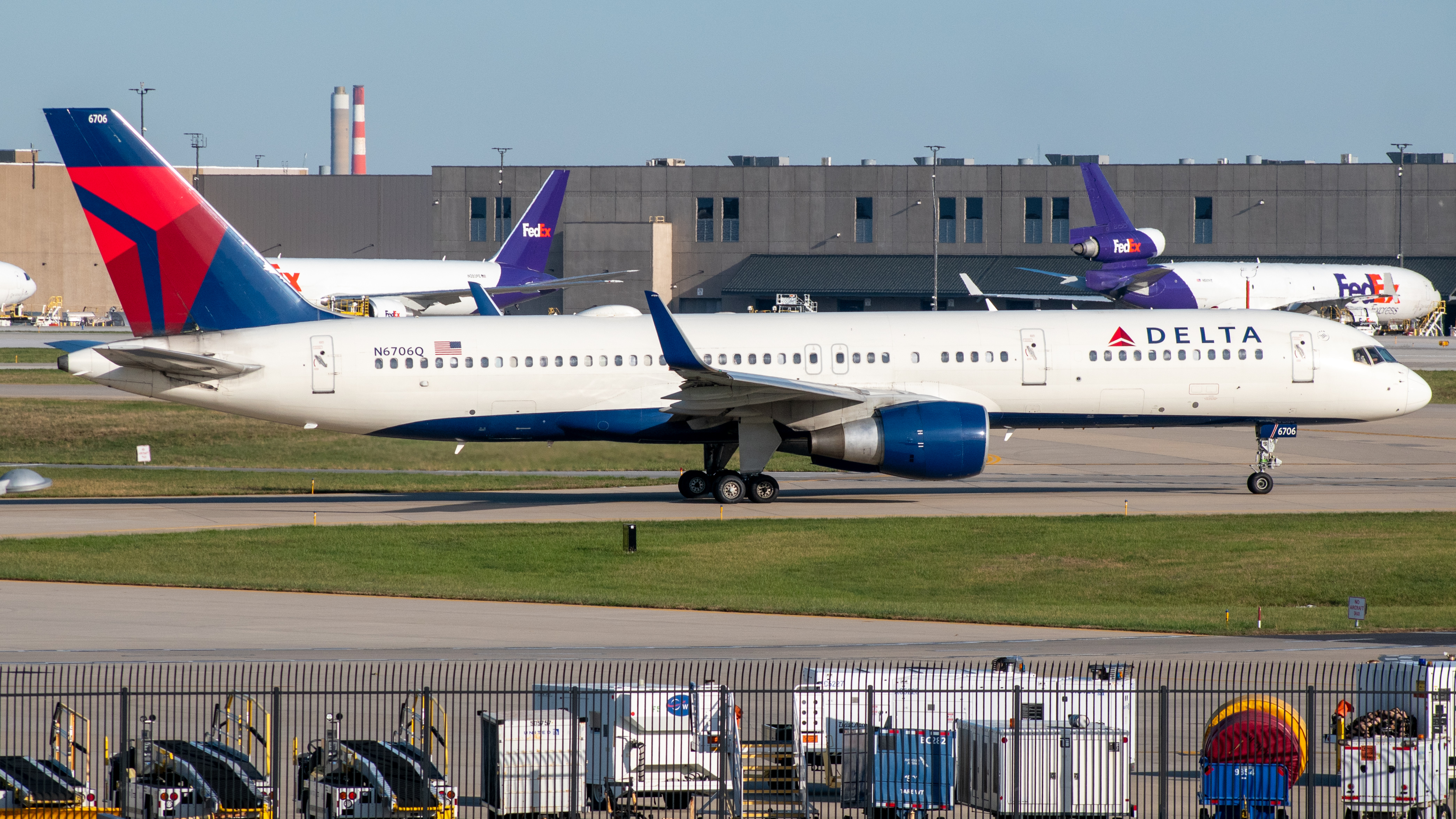 Full size: Delta Airlines Boeing 757-200 N6706Q at Indianapolis International Airport